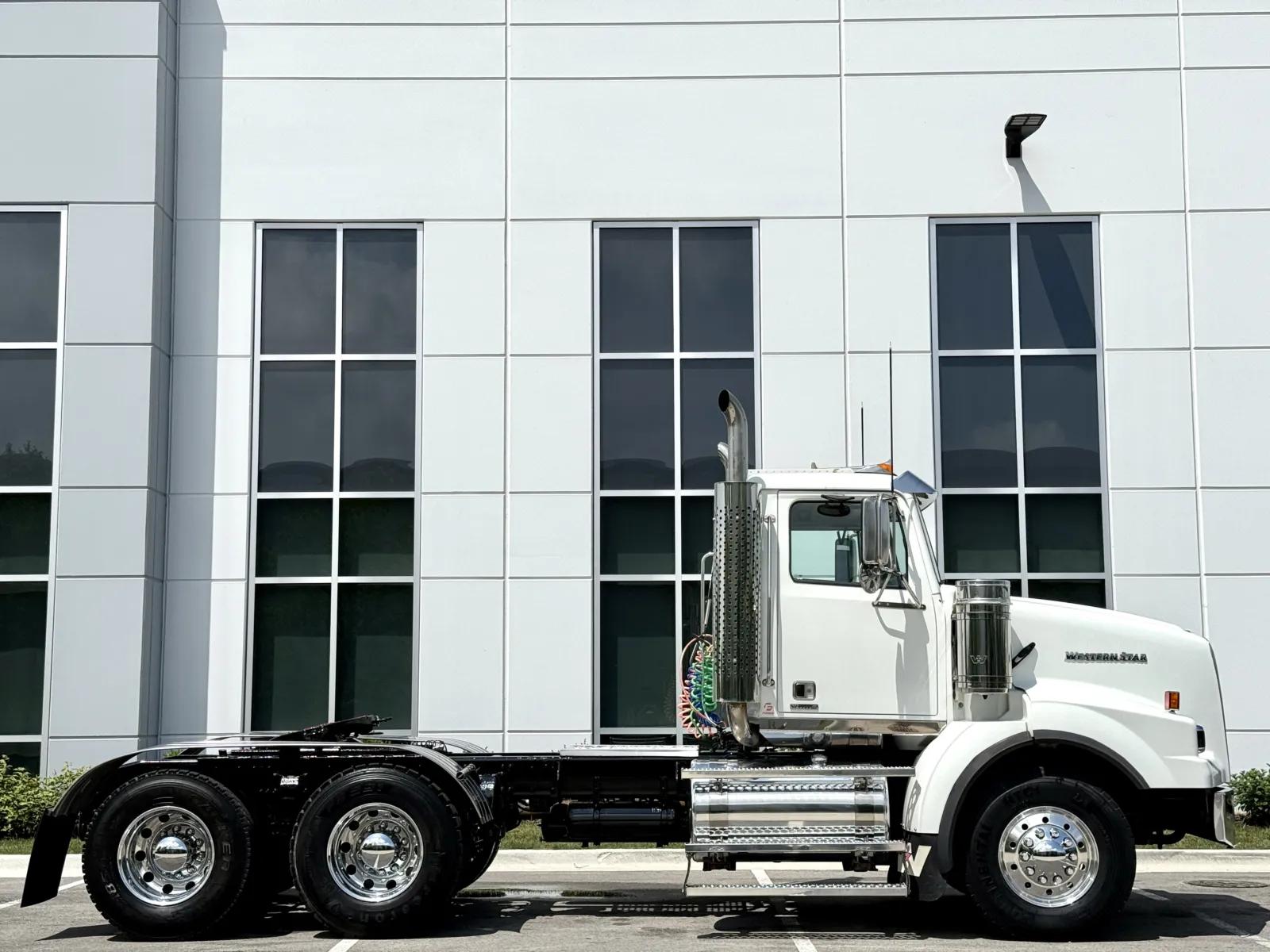 2015 Western Star 4900 in New Lenox, IL — photo 3