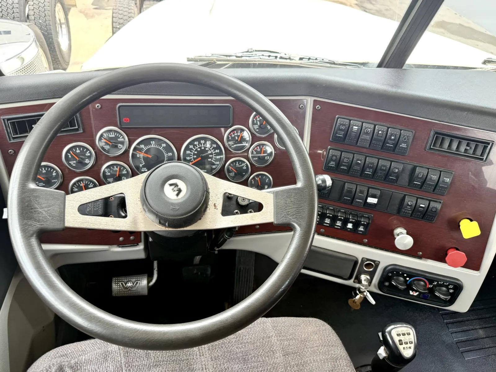 2015 Western Star 4900 in New Lenox, IL — photo 16