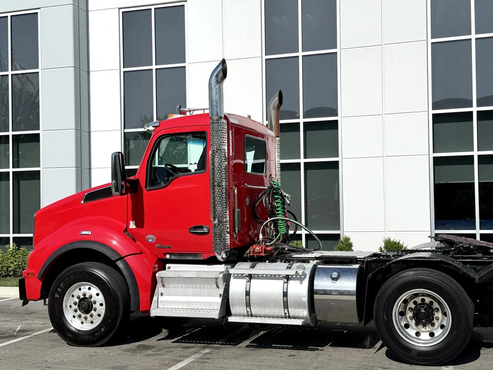 2022 Kenworth T880 in New Lenox, IL — photo 8