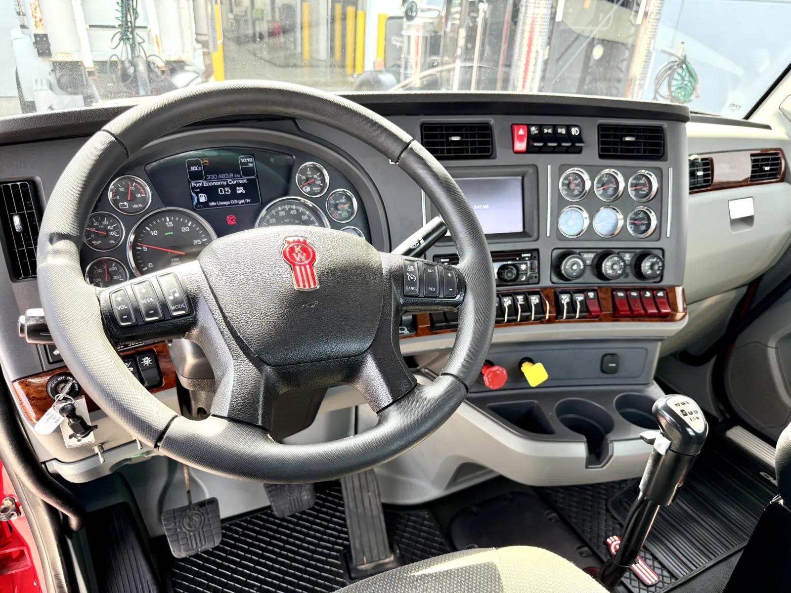 2022 Kenworth T880 in New Lenox, IL — photo 15
