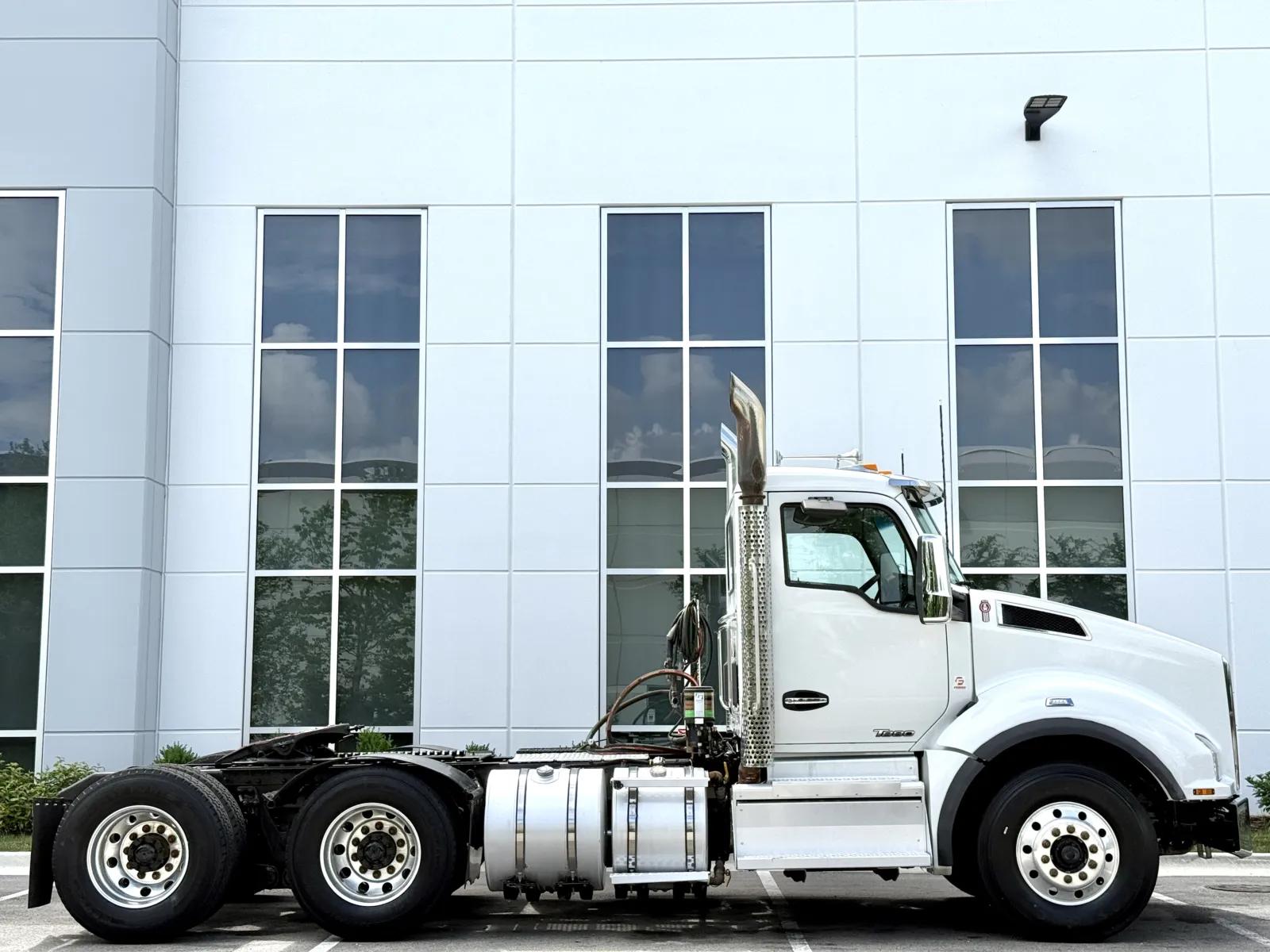 2022 Kenworth T880 in New Lenox, IL — photo 3