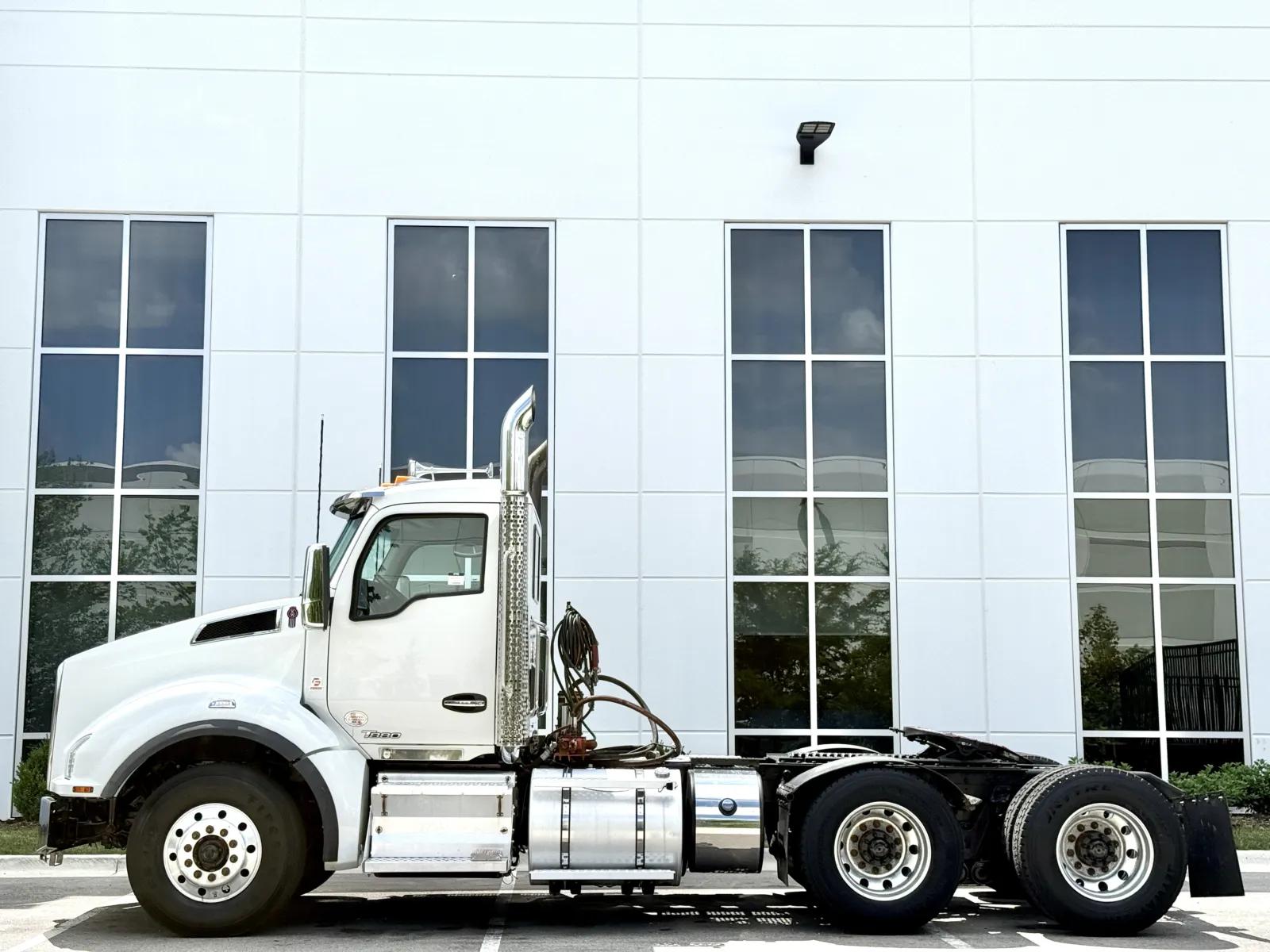 2022 Kenworth T880 in New Lenox, IL — photo 4