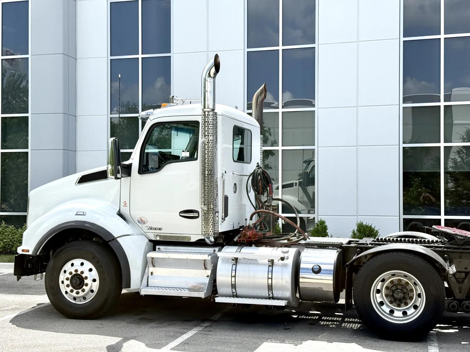2022 Kenworth T880 in New Lenox, IL — photo 8