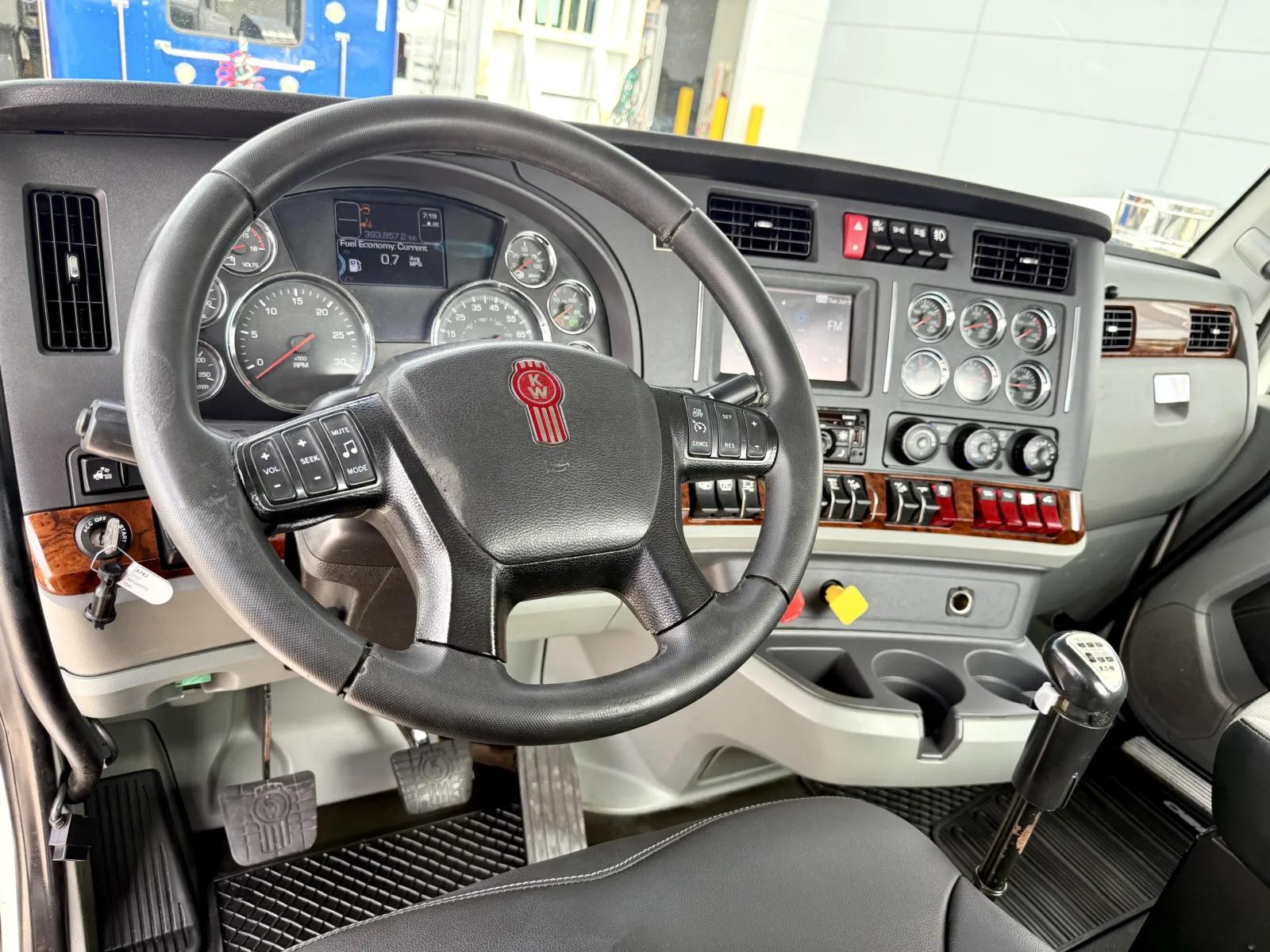 2022 Kenworth T880 in New Lenox, IL — photo 15