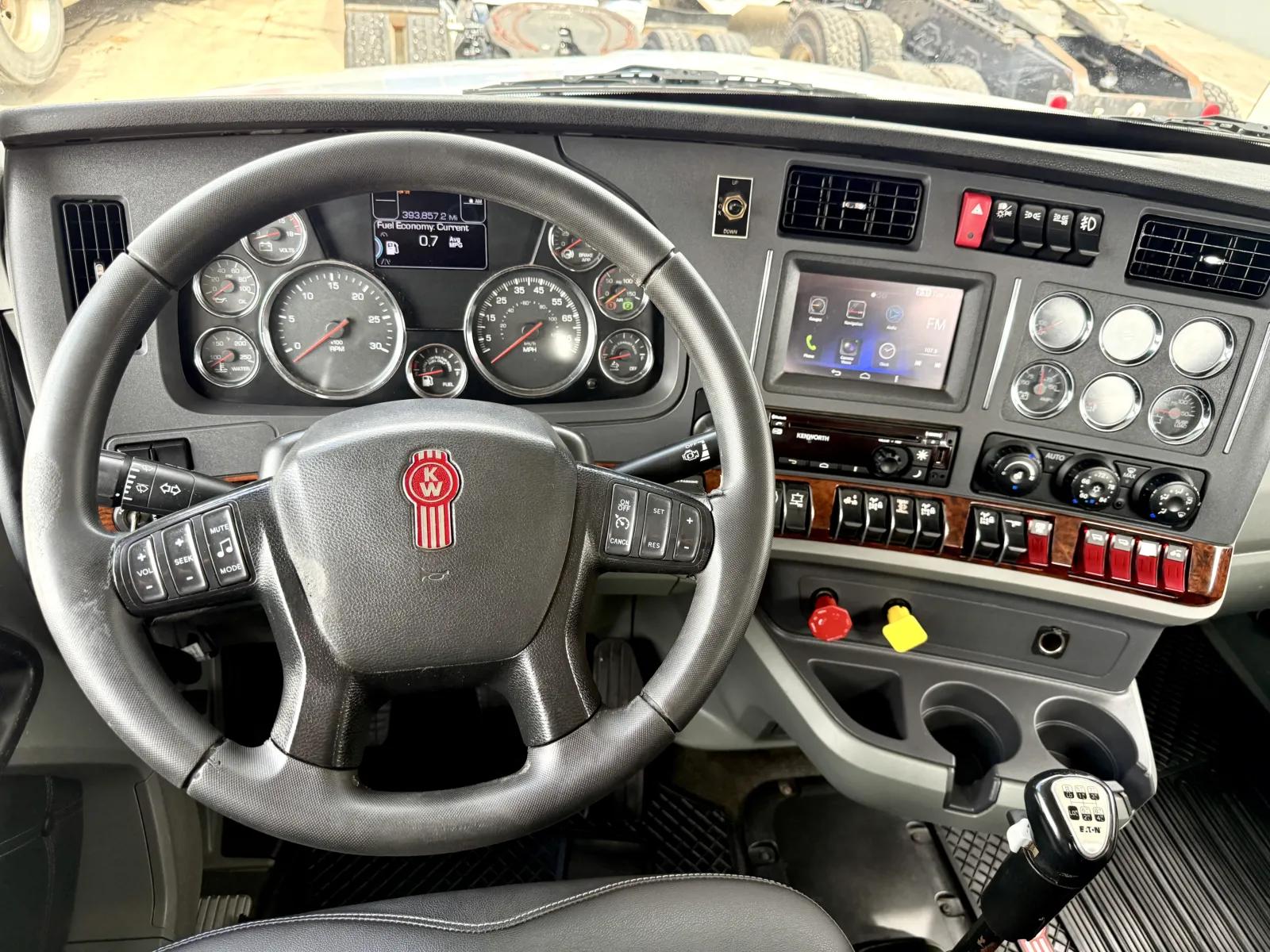 2022 Kenworth T880 in New Lenox, IL — photo 16