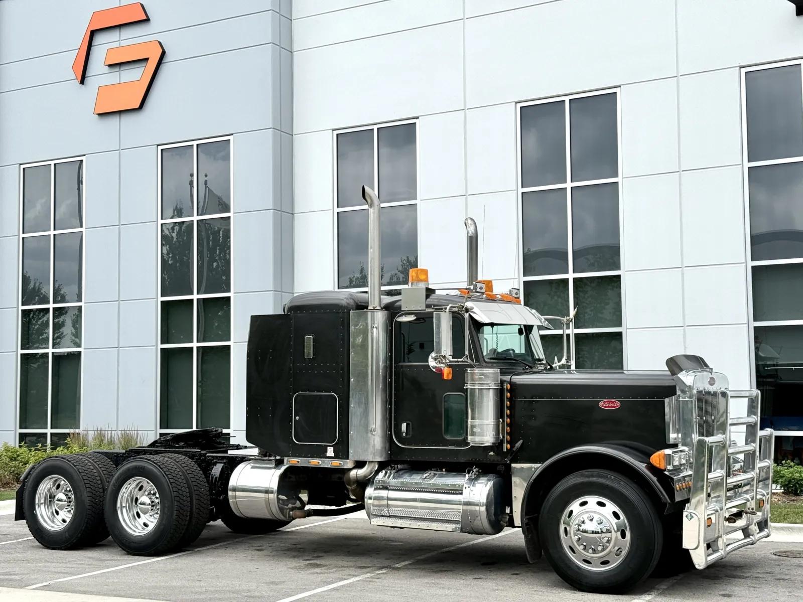 2006 Peterbilt 379 in New Lenox, IL — photo 2