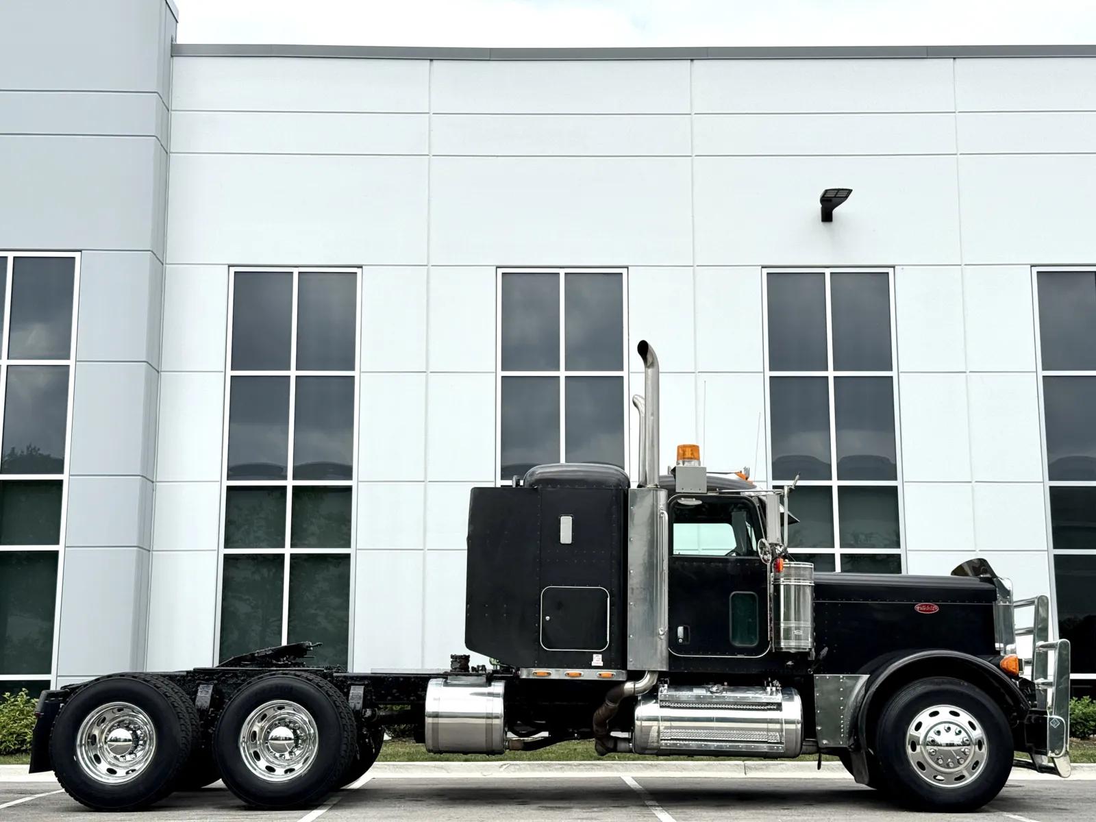 2006 Peterbilt 379 in New Lenox, IL — photo 3
