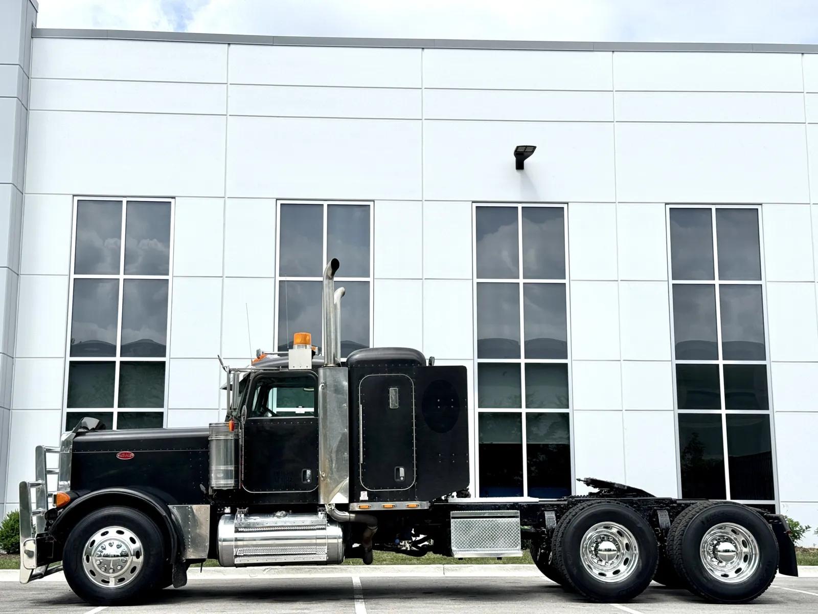 2006 Peterbilt 379 in New Lenox, IL — photo 4