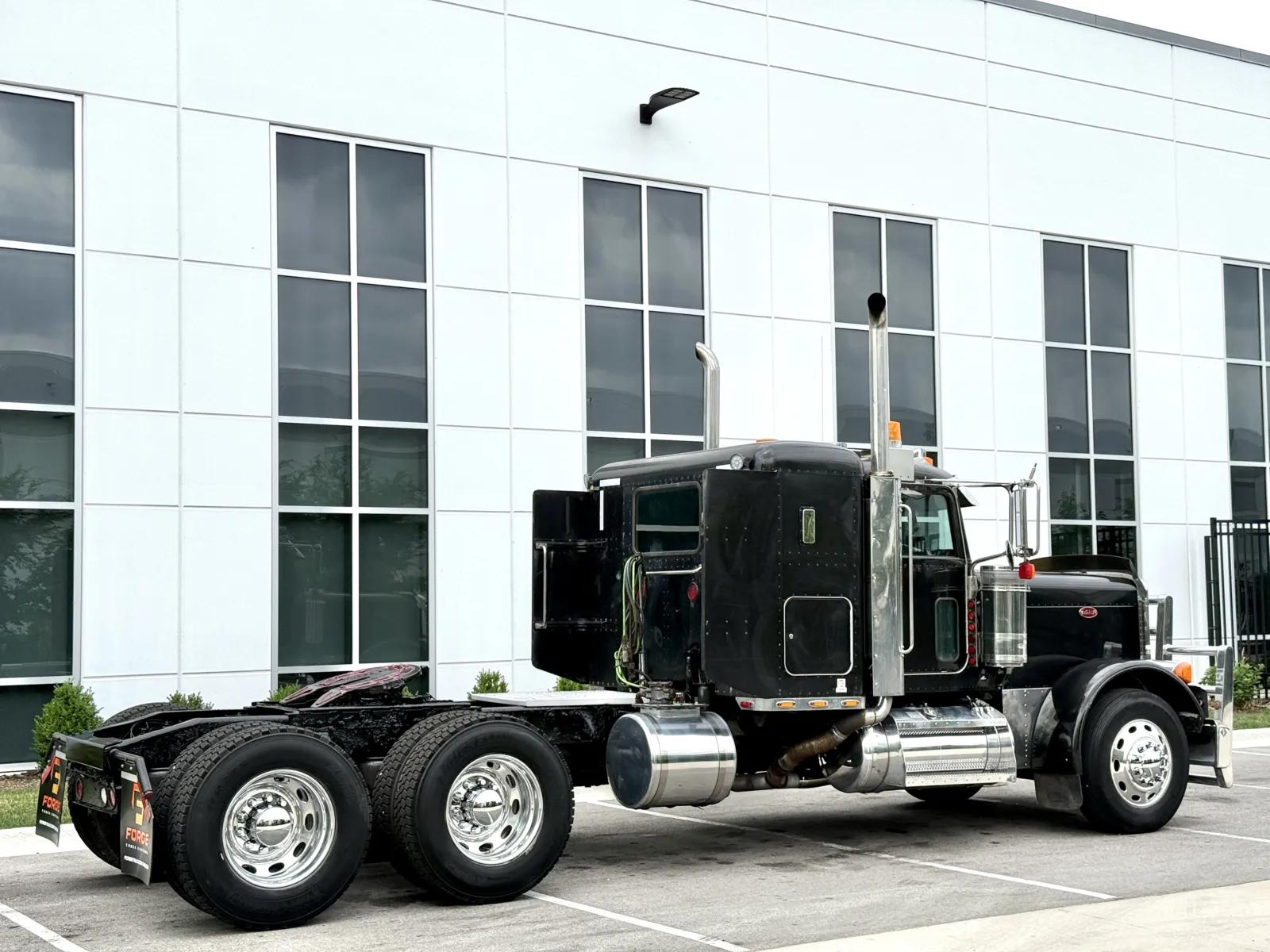 2006 Peterbilt 379 in New Lenox, IL — photo 5