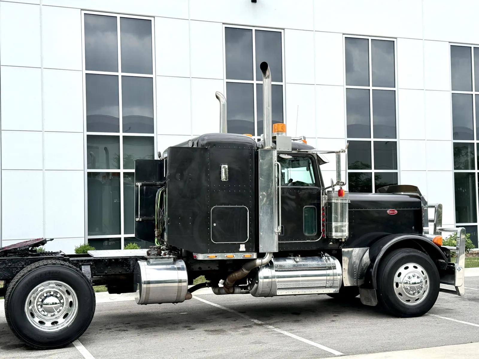 2006 Peterbilt 379 in New Lenox, IL — photo 7