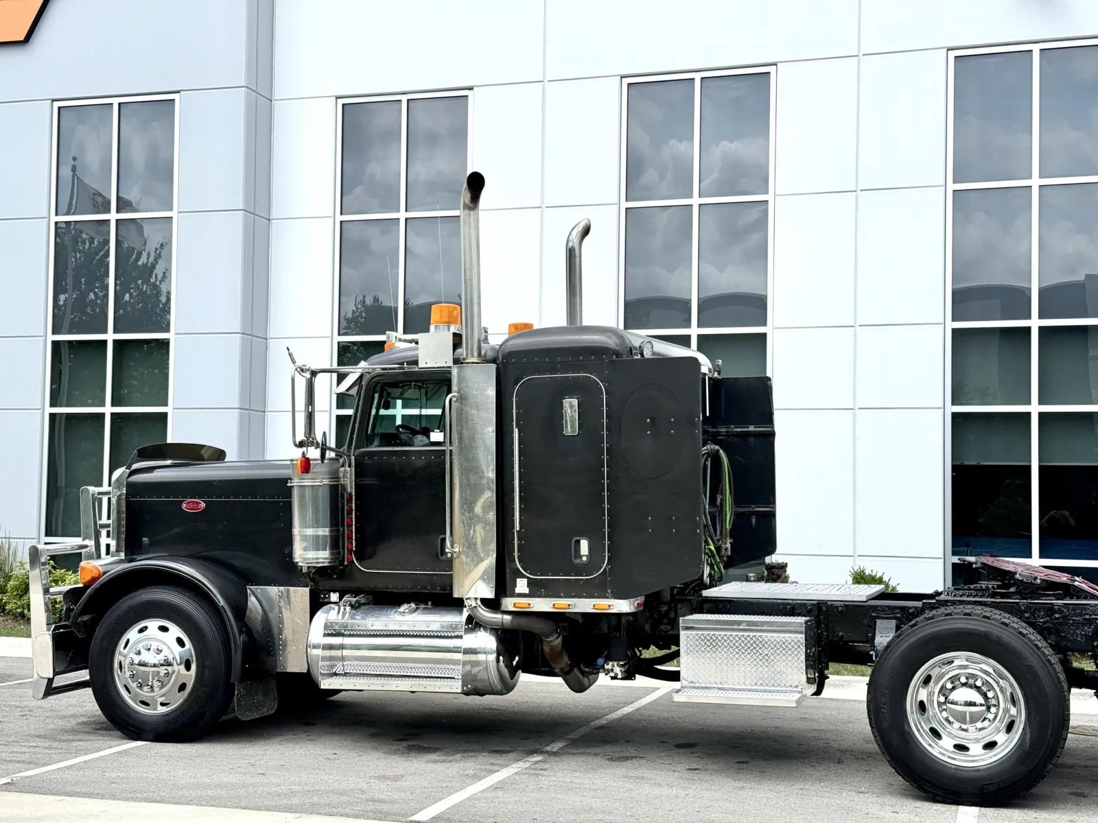 2006 Peterbilt 379 in New Lenox, IL — photo 8