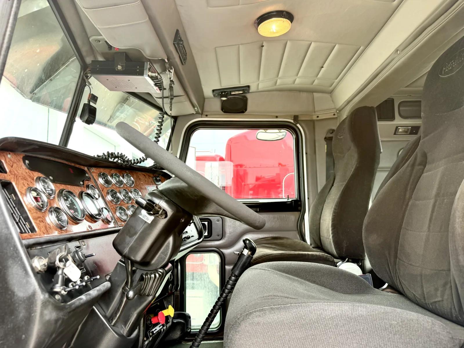2006 Peterbilt 379 in New Lenox, IL — photo 14