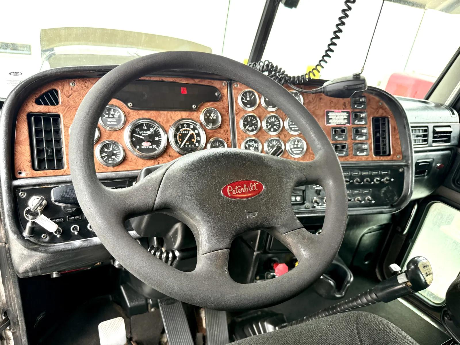 2006 Peterbilt 379 in New Lenox, IL — photo 15
