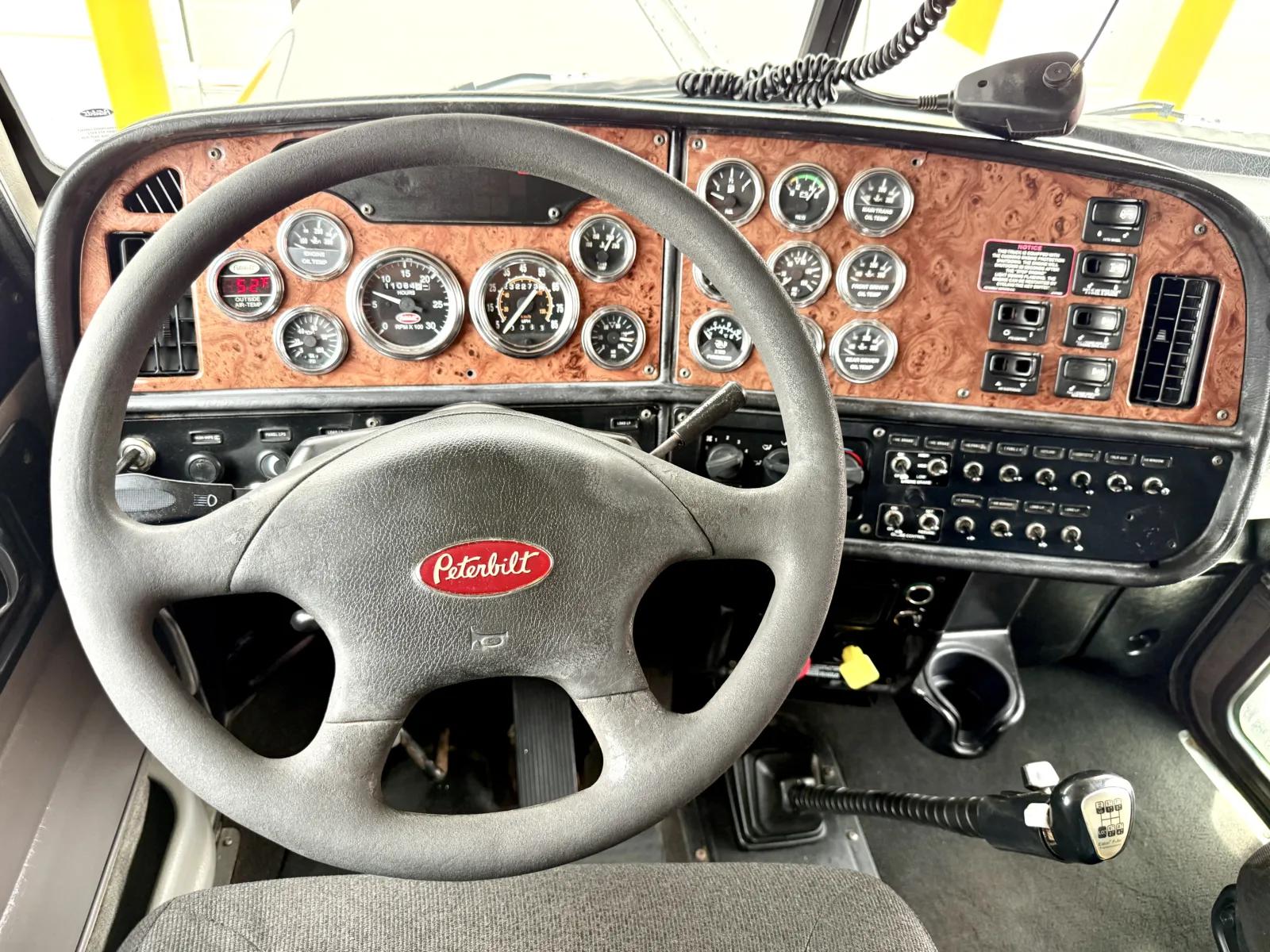 2006 Peterbilt 379 in New Lenox, IL — photo 16