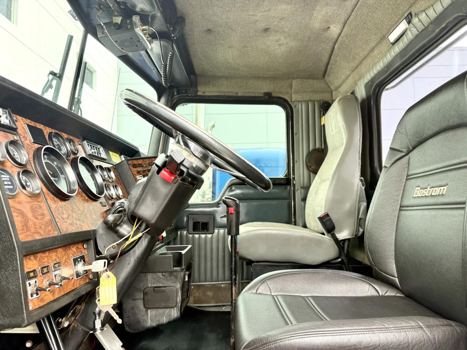 2001 Kenworth T800 in New Lenox, IL — photo 14