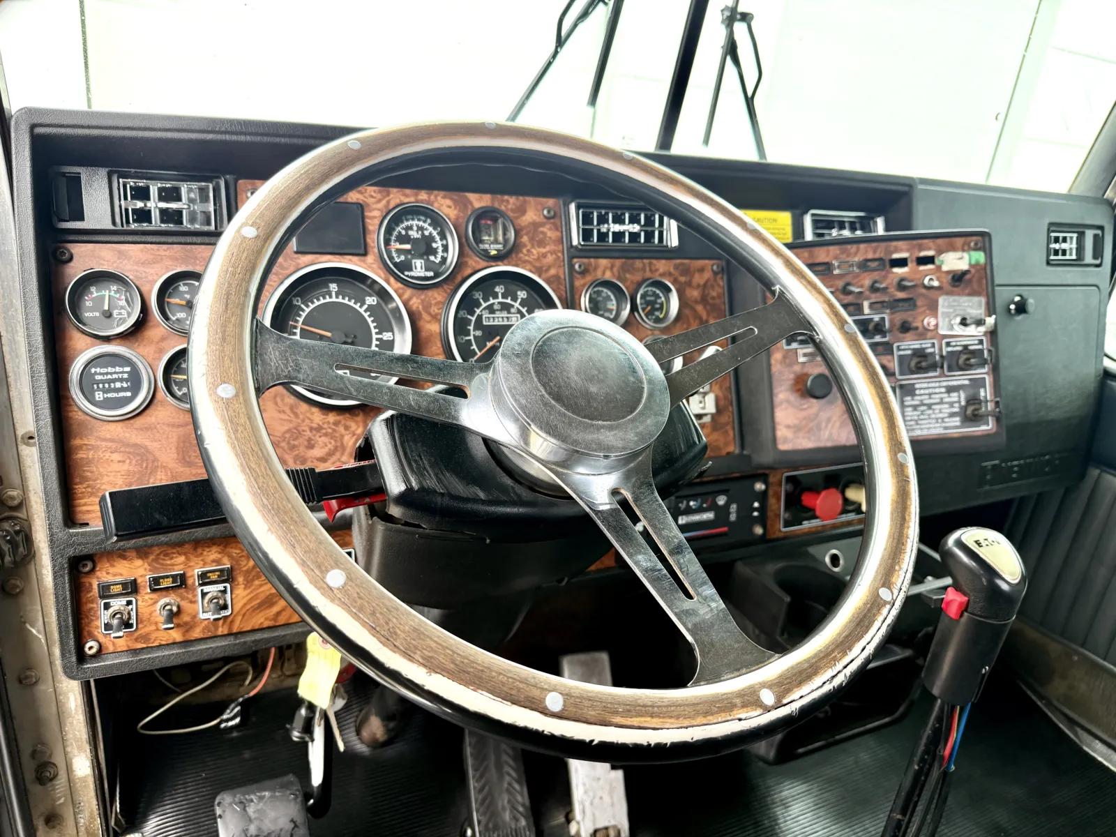 2001 Kenworth T800 in New Lenox, IL — photo 15