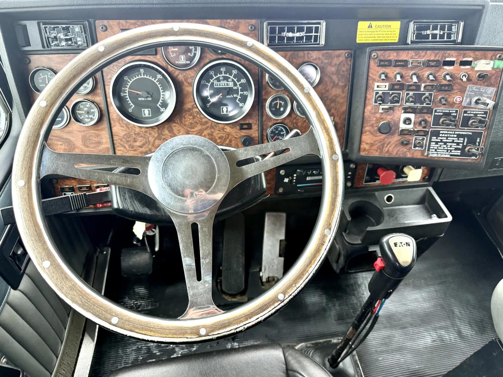 2001 Kenworth T800 in New Lenox, IL — photo 16