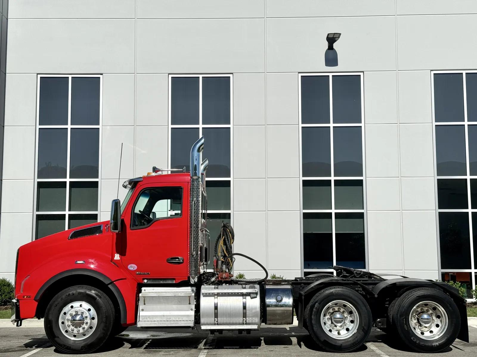 2022 Kenworth T880 in New Lenox, IL — photo 4