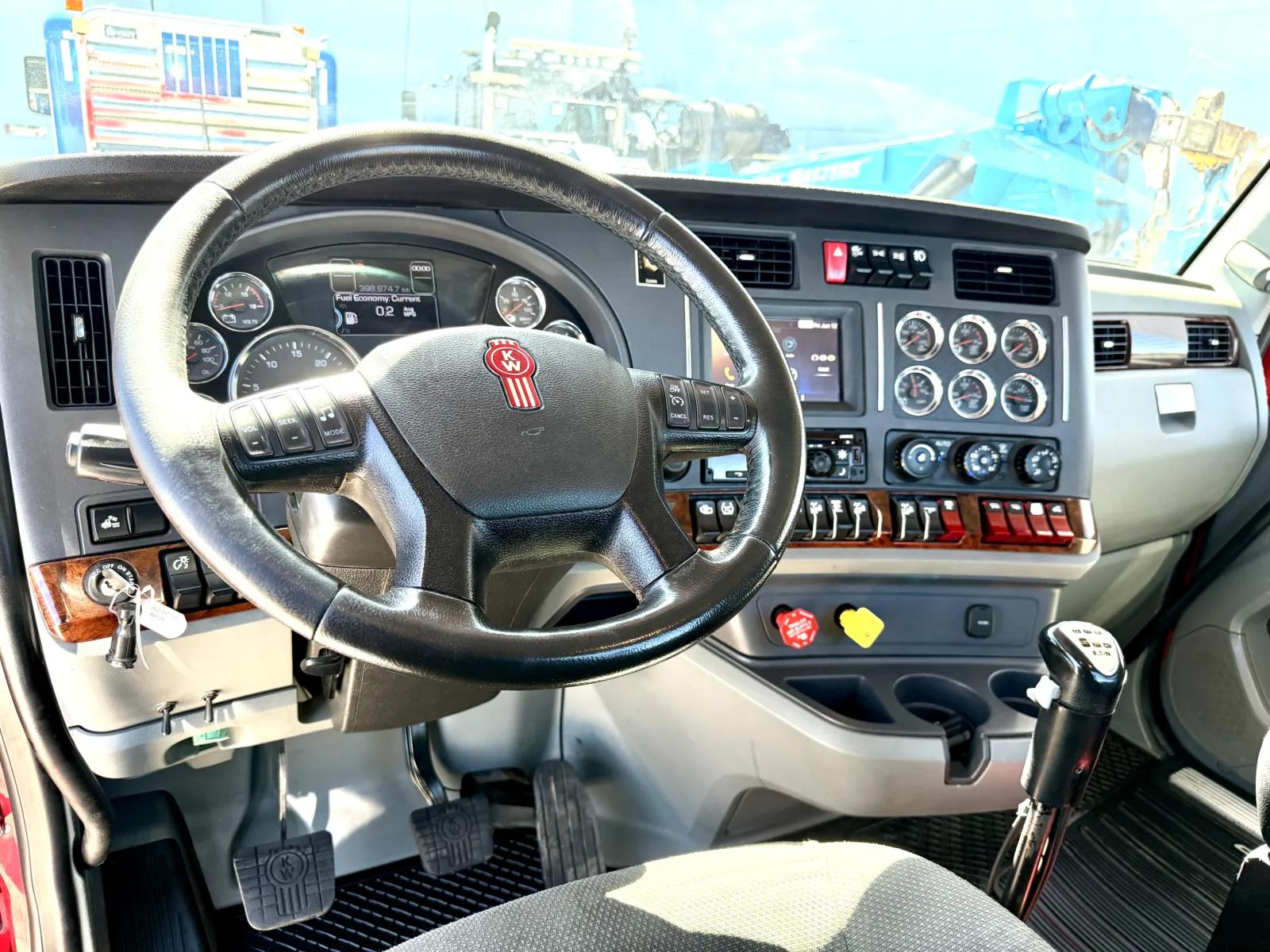 2022 Kenworth T880 in New Lenox, IL — photo 15