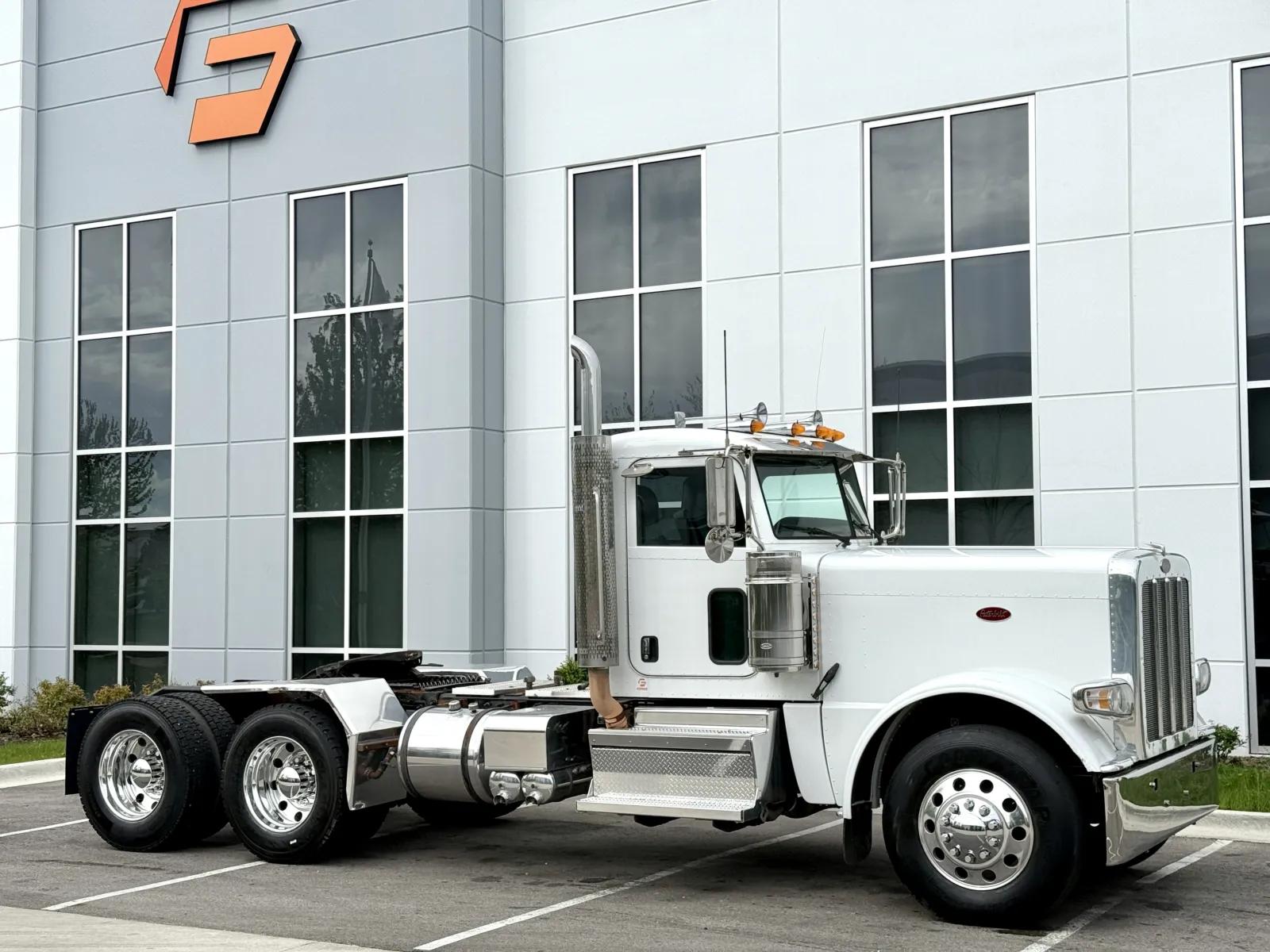 2020 Peterbilt 389 in New Lenox, IL — photo 2