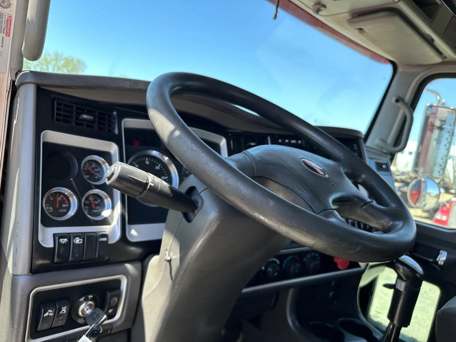2012 Kenworth T800 in New Lenox, IL — photo 15