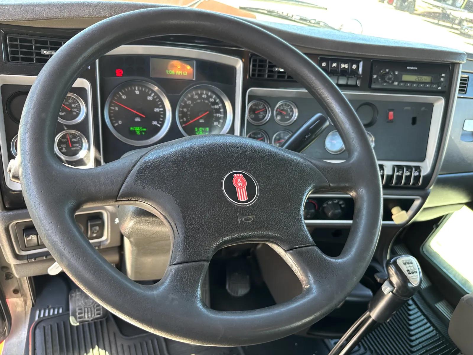 2012 Kenworth T800 in New Lenox, IL — photo 16