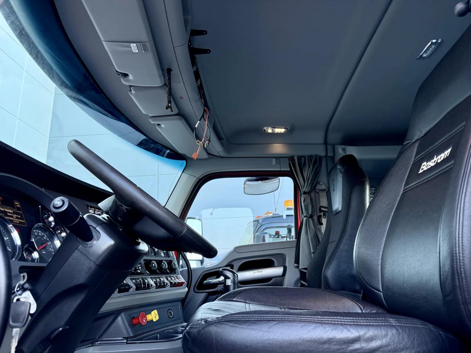 2020 Kenworth T880 in New Lenox, IL — photo 14