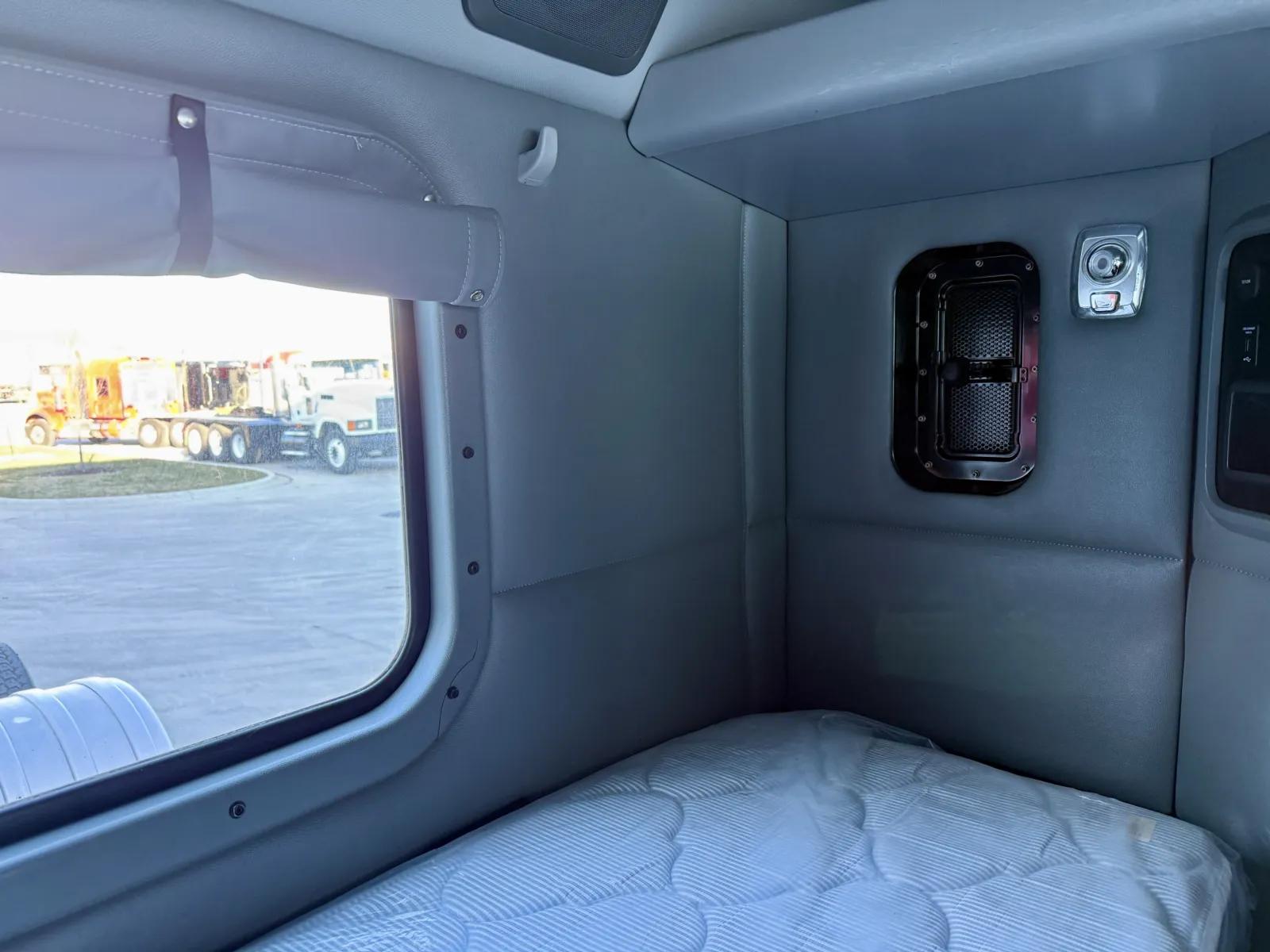 2020 Kenworth T880 in New Lenox, IL — photo 24