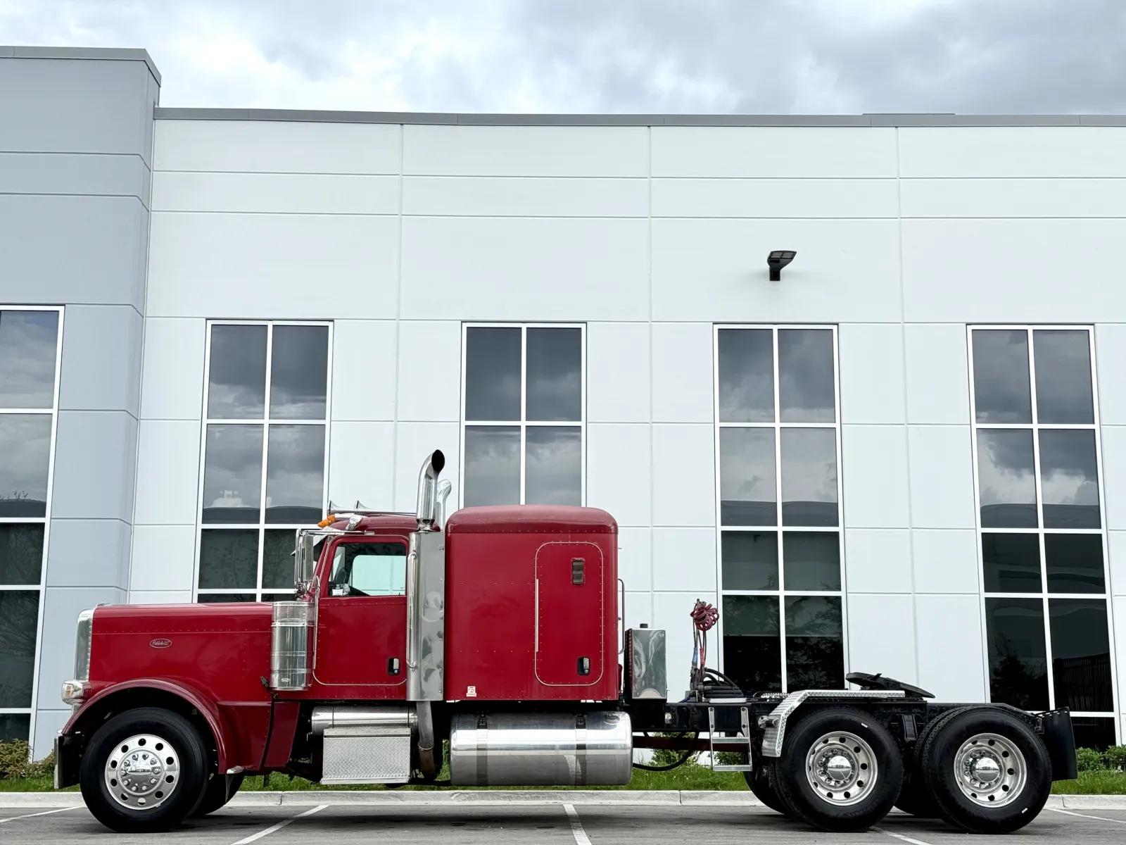 2008 Peterbilt 389 in New Lenox, IL — photo 4