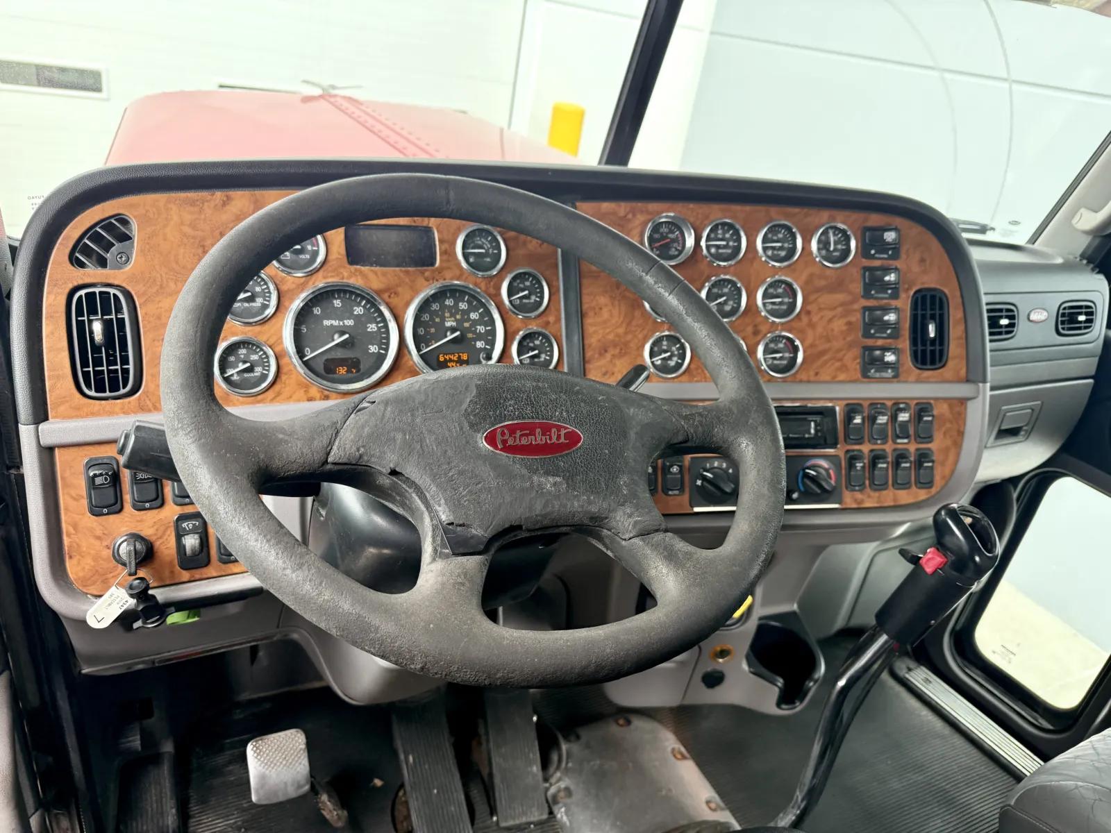 2008 Peterbilt 389 in New Lenox, IL — photo 15