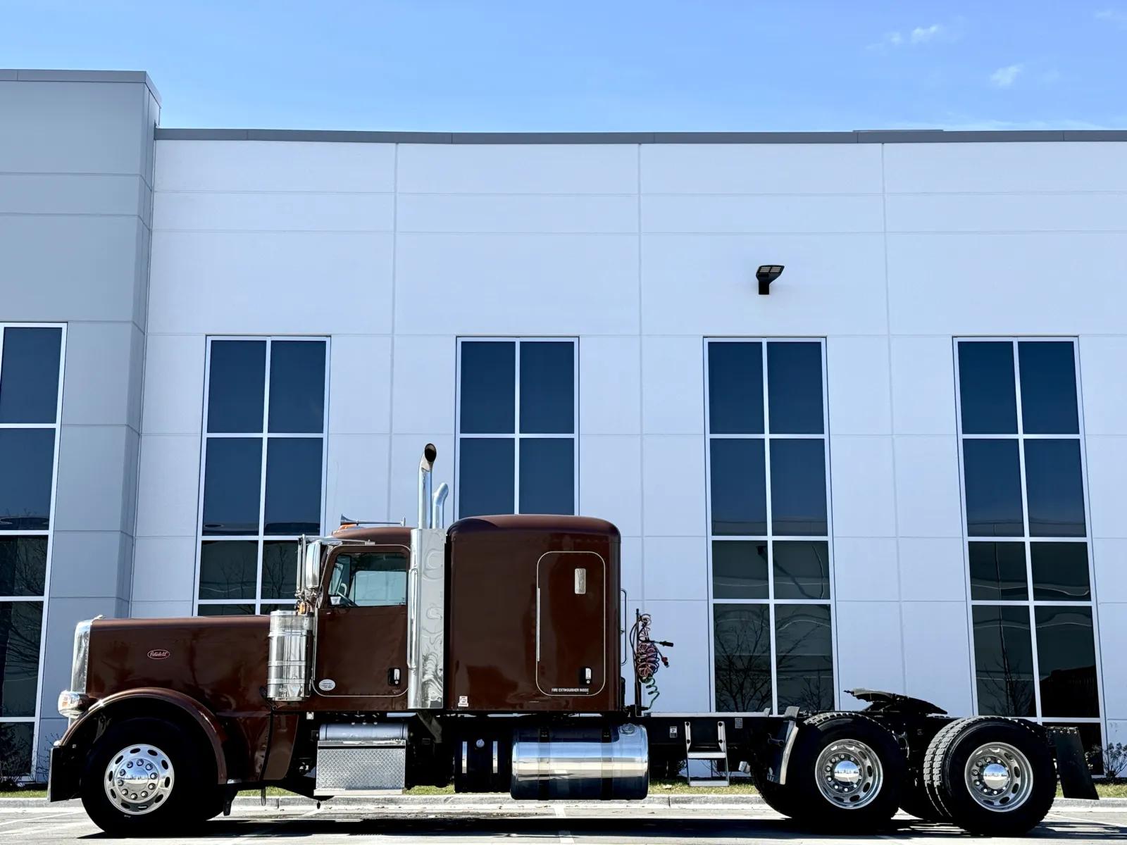 2018 Peterbilt 389 in New Lenox, IL — photo 4