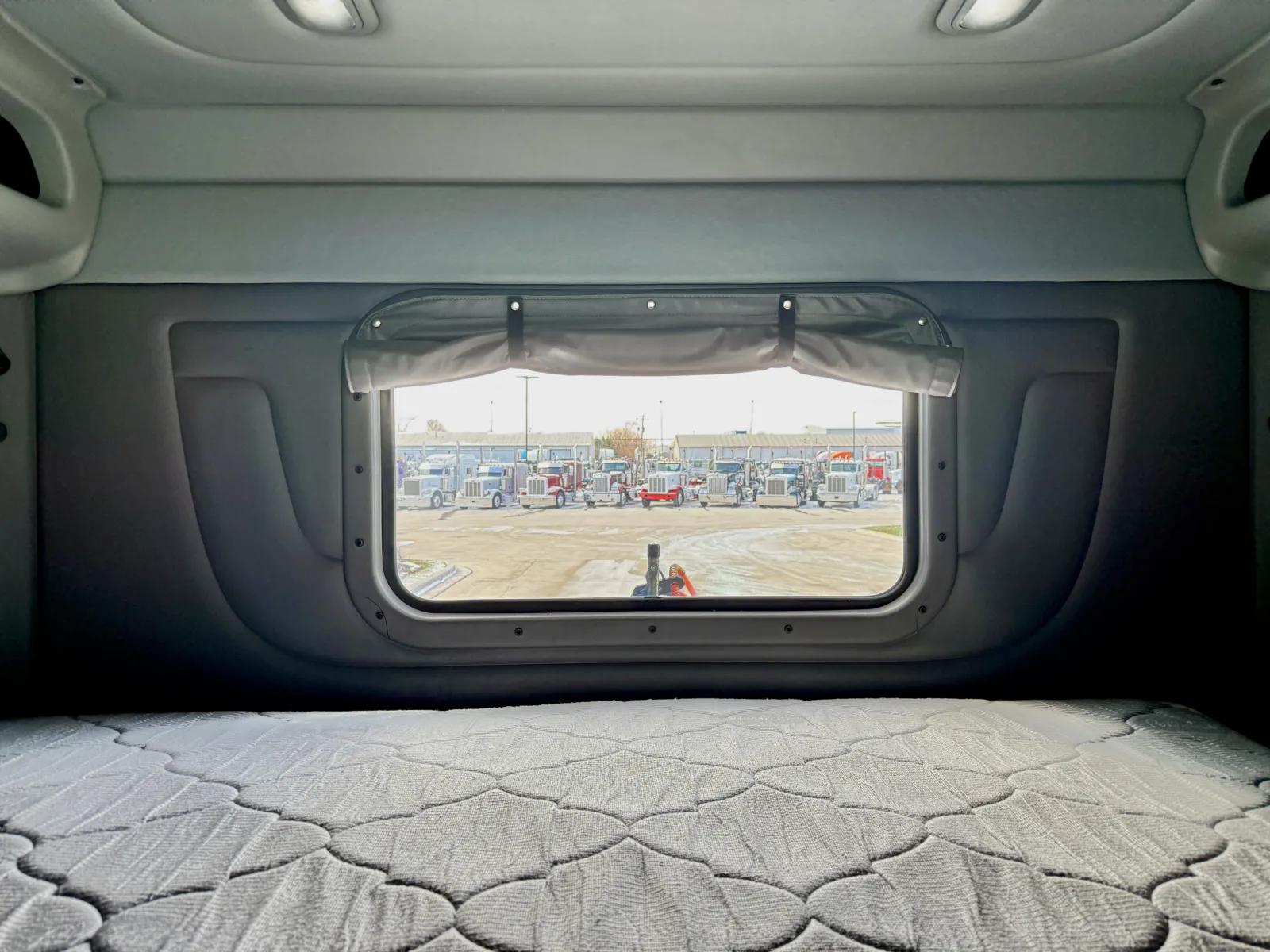 2018 Peterbilt 389 in New Lenox, IL — photo 23