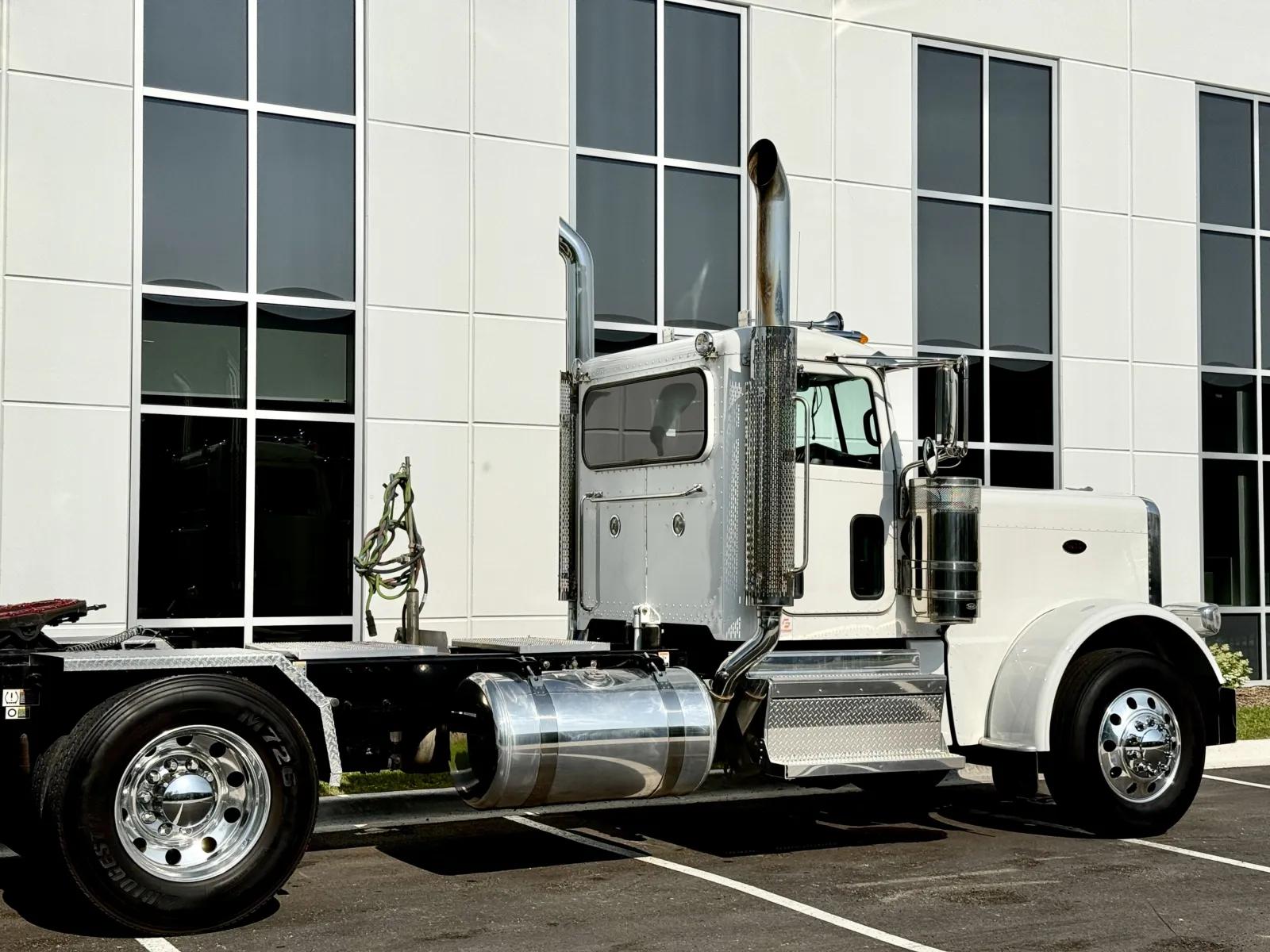 2022 Peterbilt 389 in New Lenox, IL — photo 7