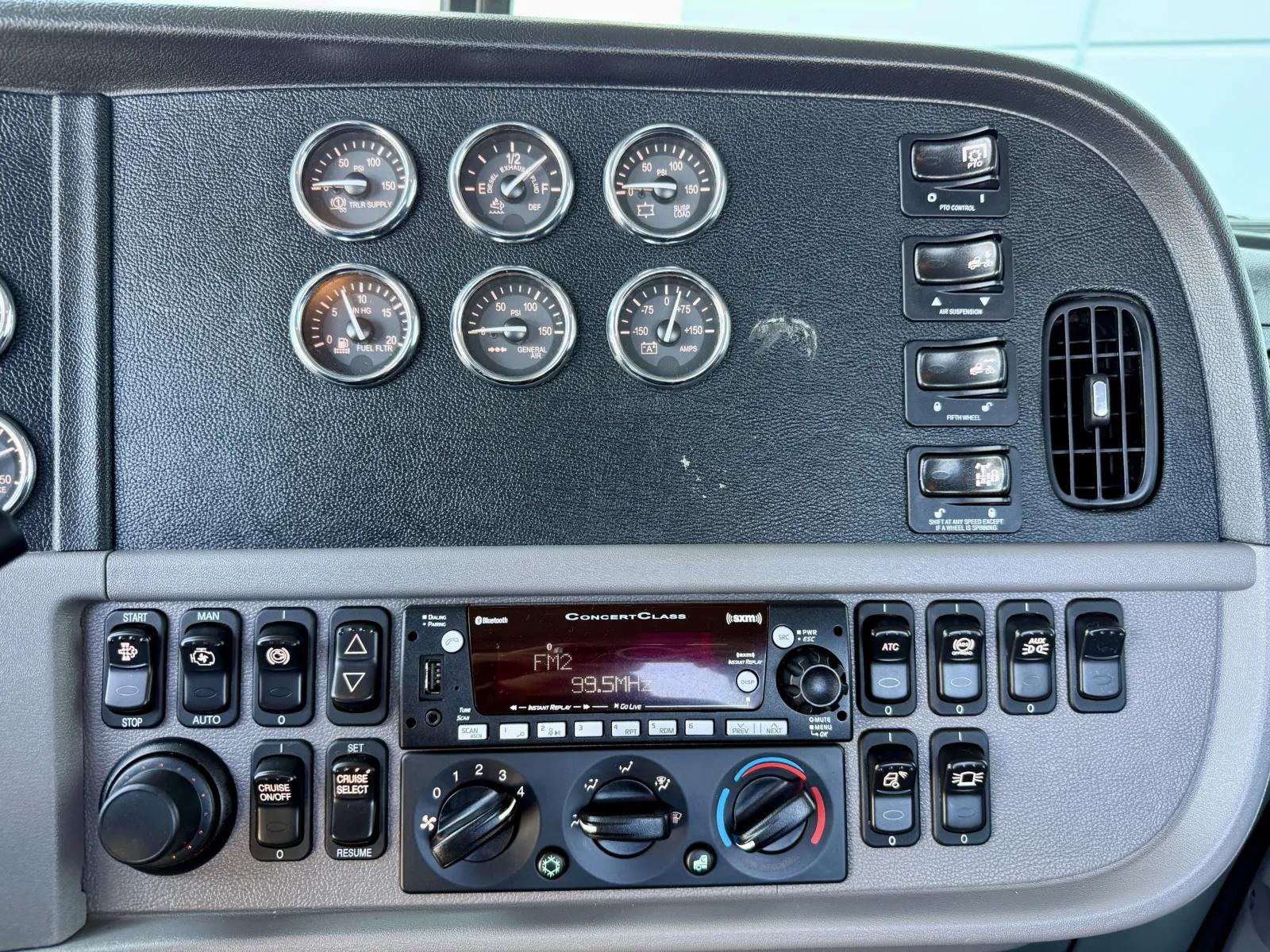 2022 Peterbilt 389 in New Lenox, IL — photo 18