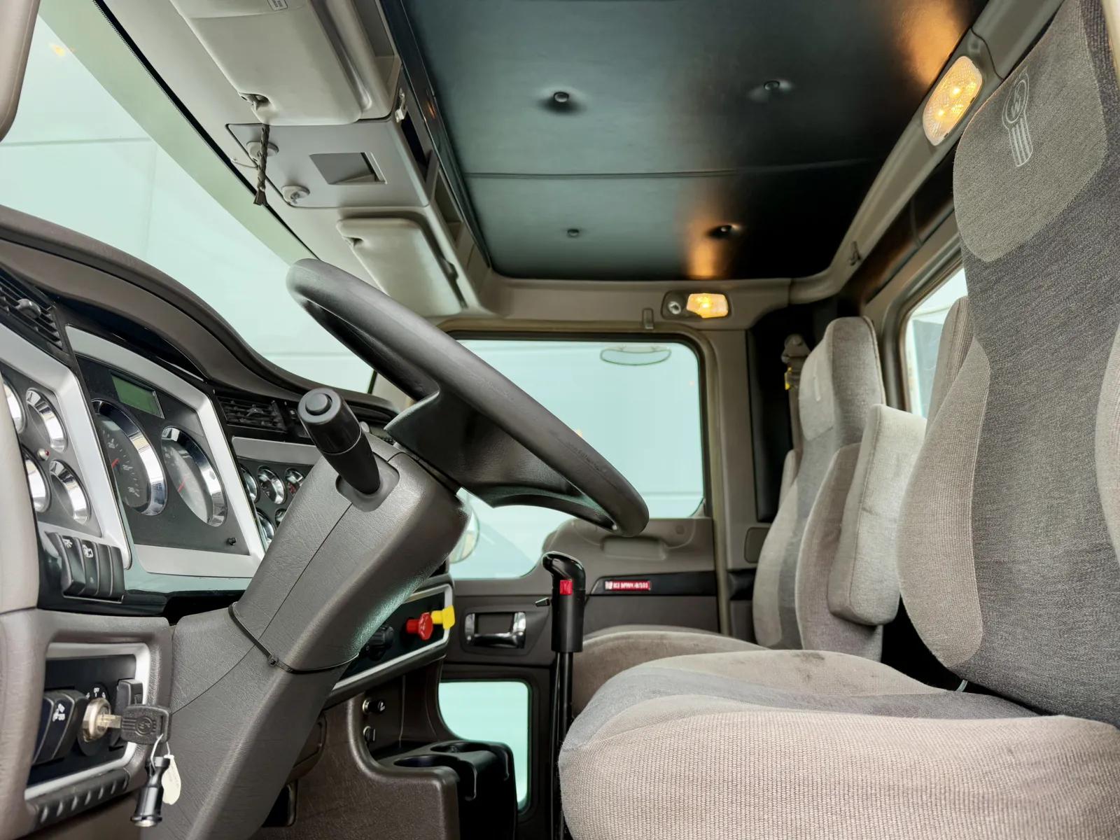 2015 Kenworth T800 in New Lenox, IL — photo 14