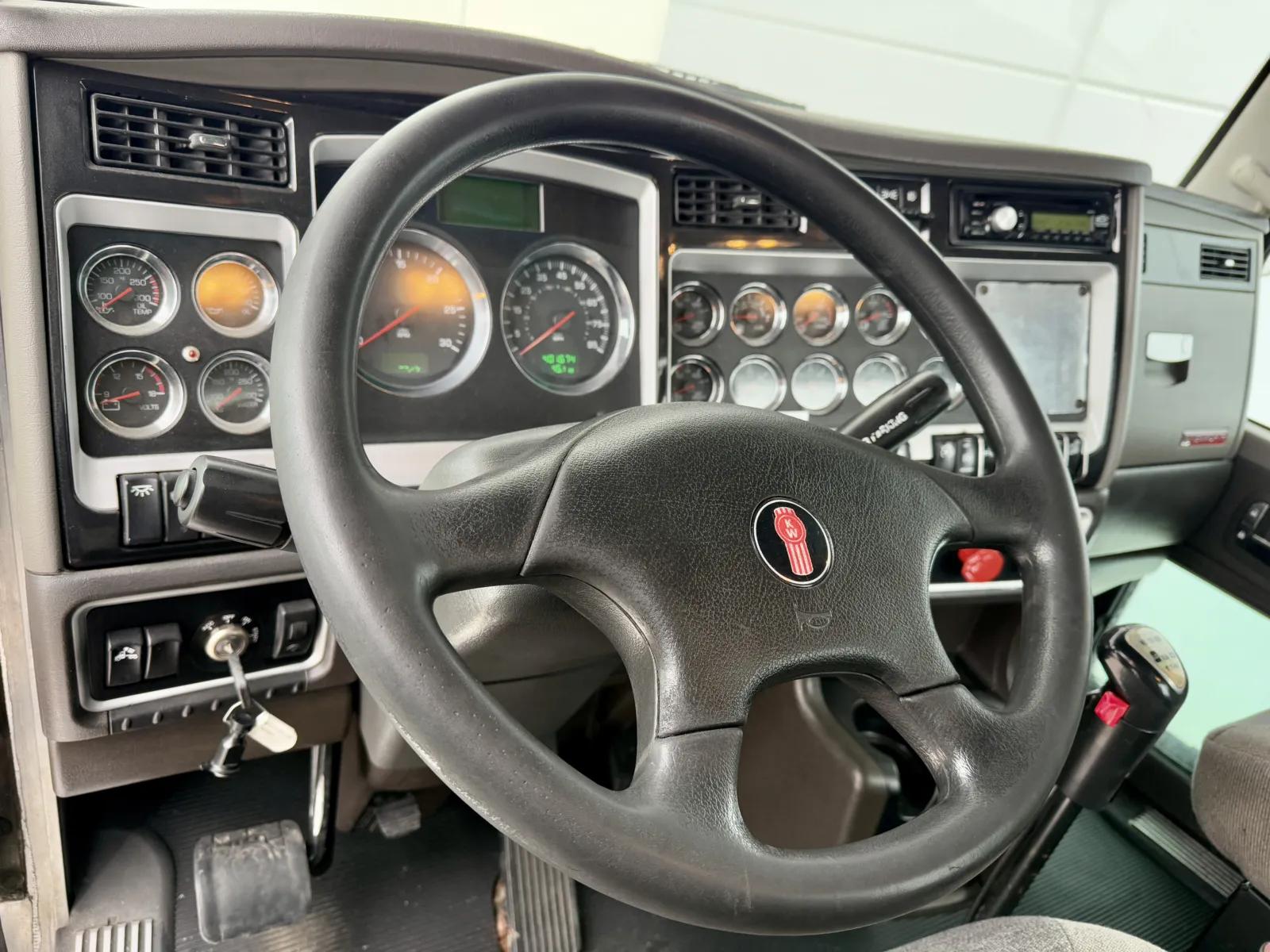 2015 Kenworth T800 in New Lenox, IL — photo 15
