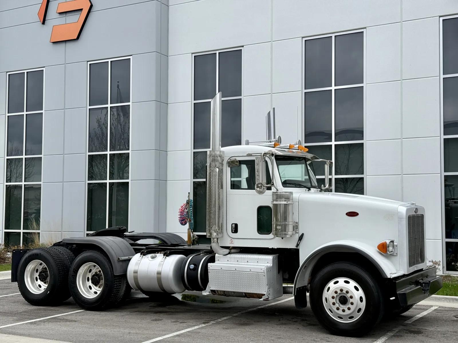 2013 Peterbilt 367 in New Lenox, IL — photo 2