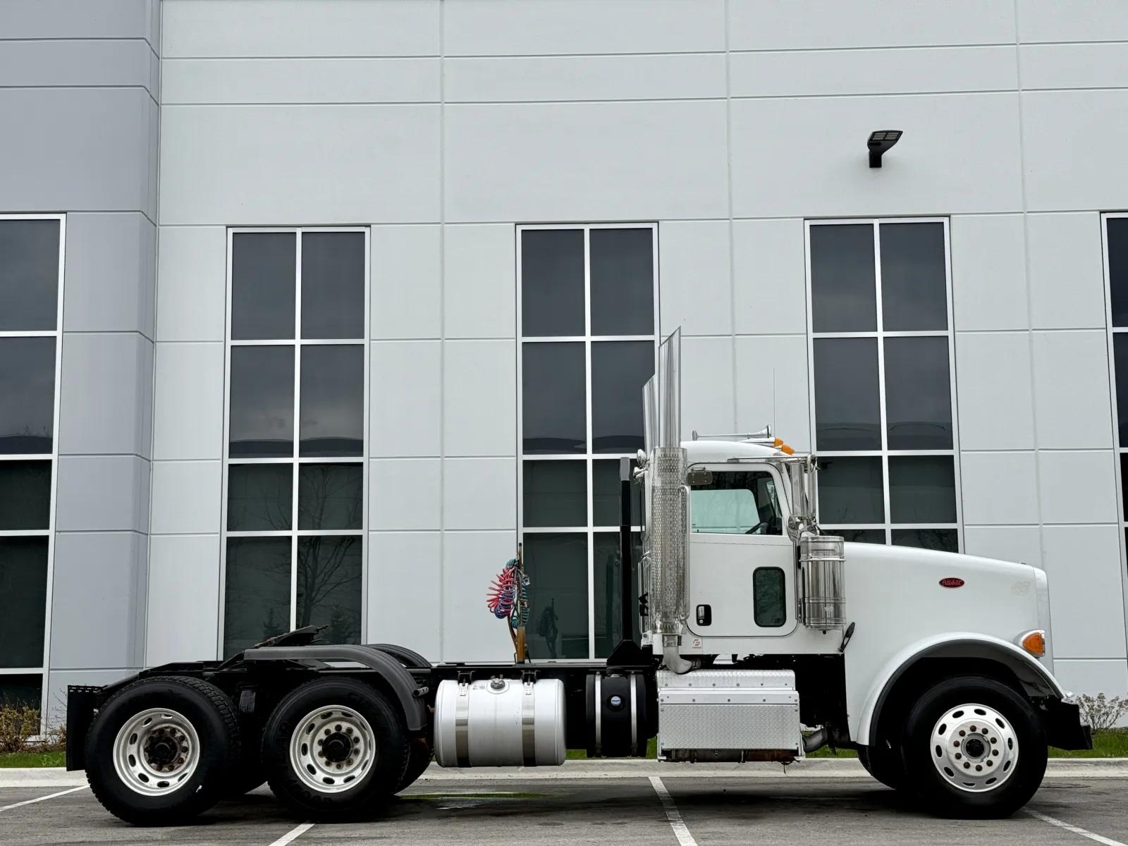 2013 Peterbilt 367 in New Lenox, IL — photo 3