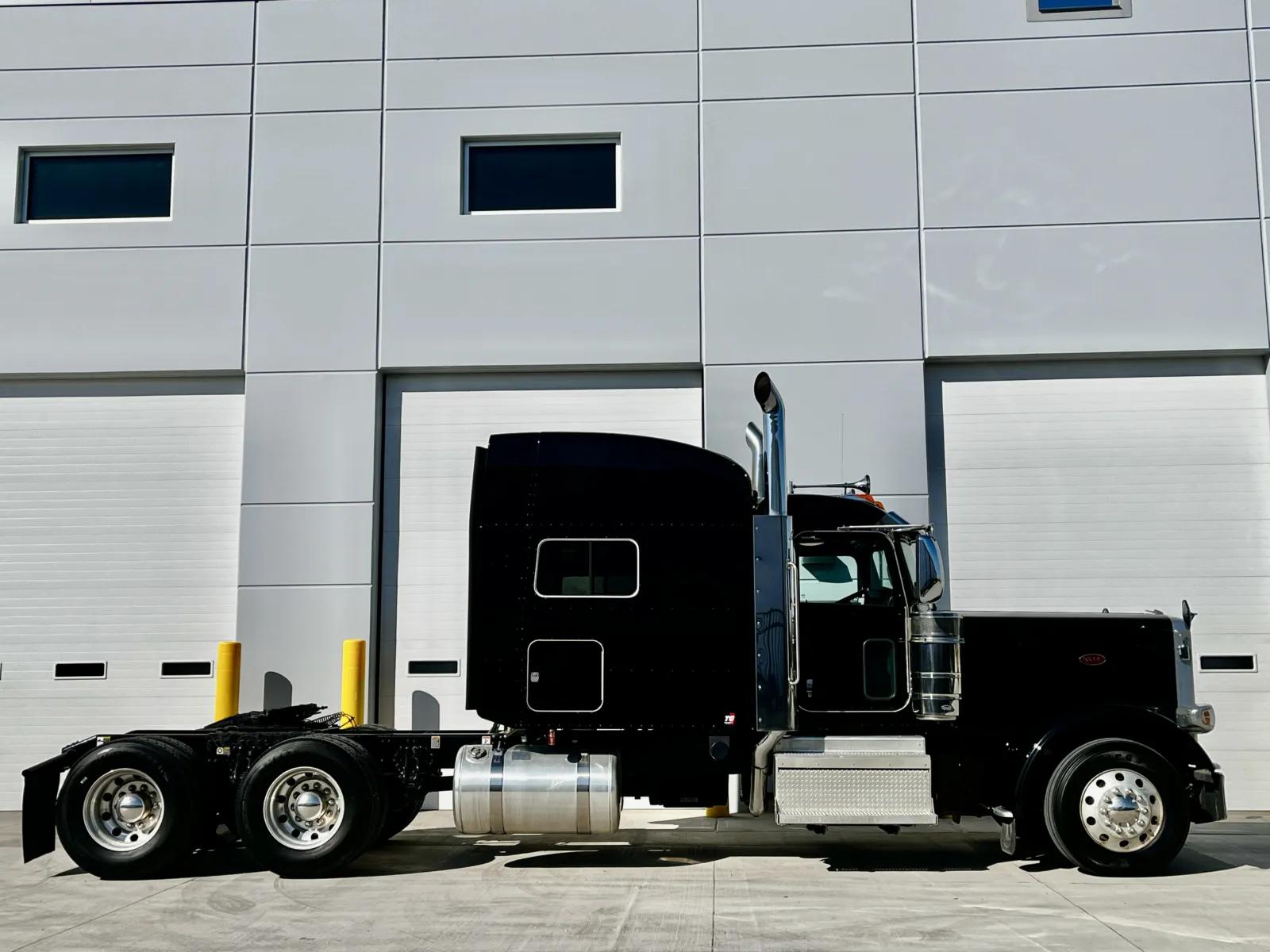 2019 Peterbilt 389 in New Lenox, IL — photo 3