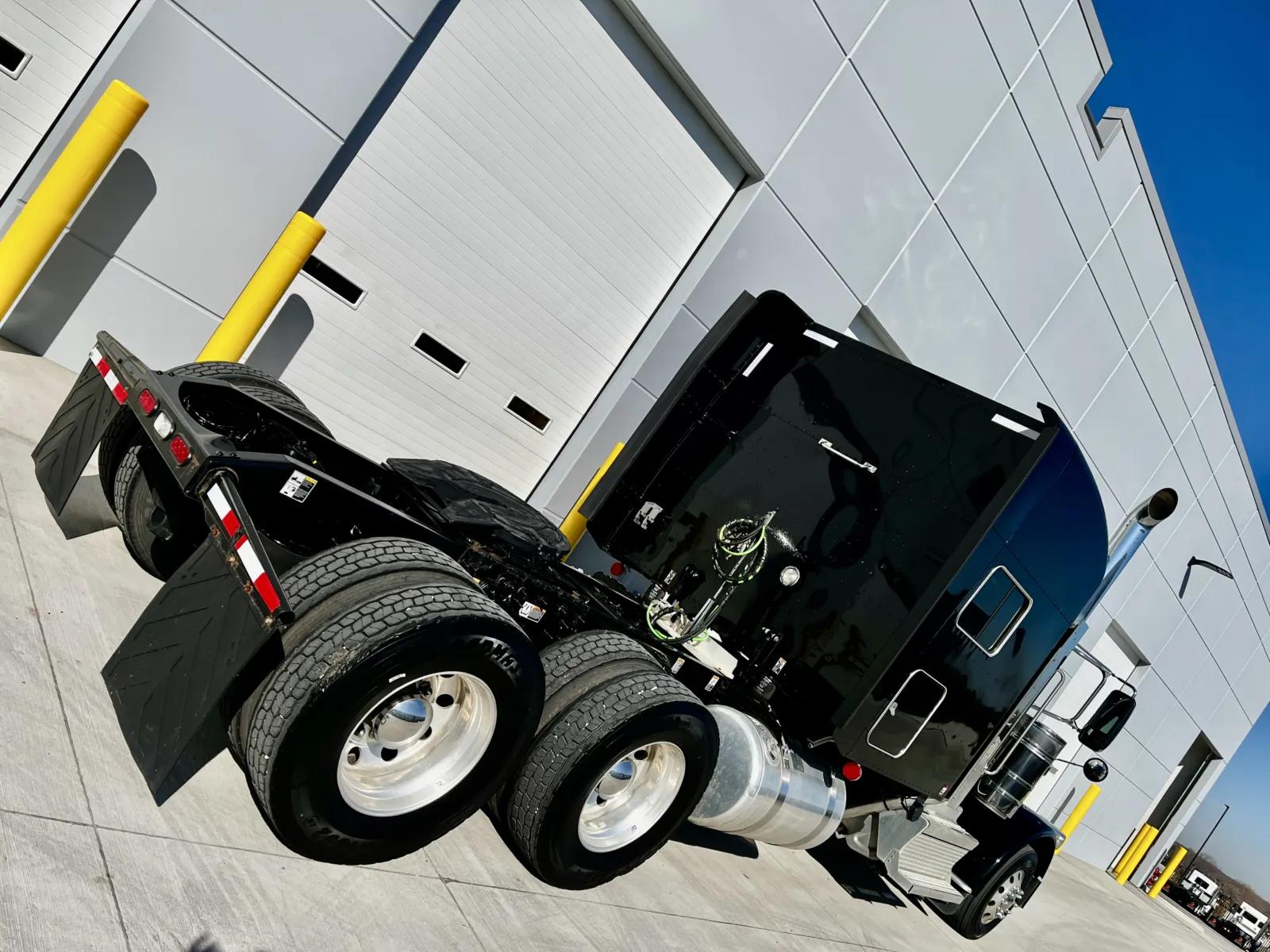2019 Peterbilt 389 in New Lenox, IL — photo 11