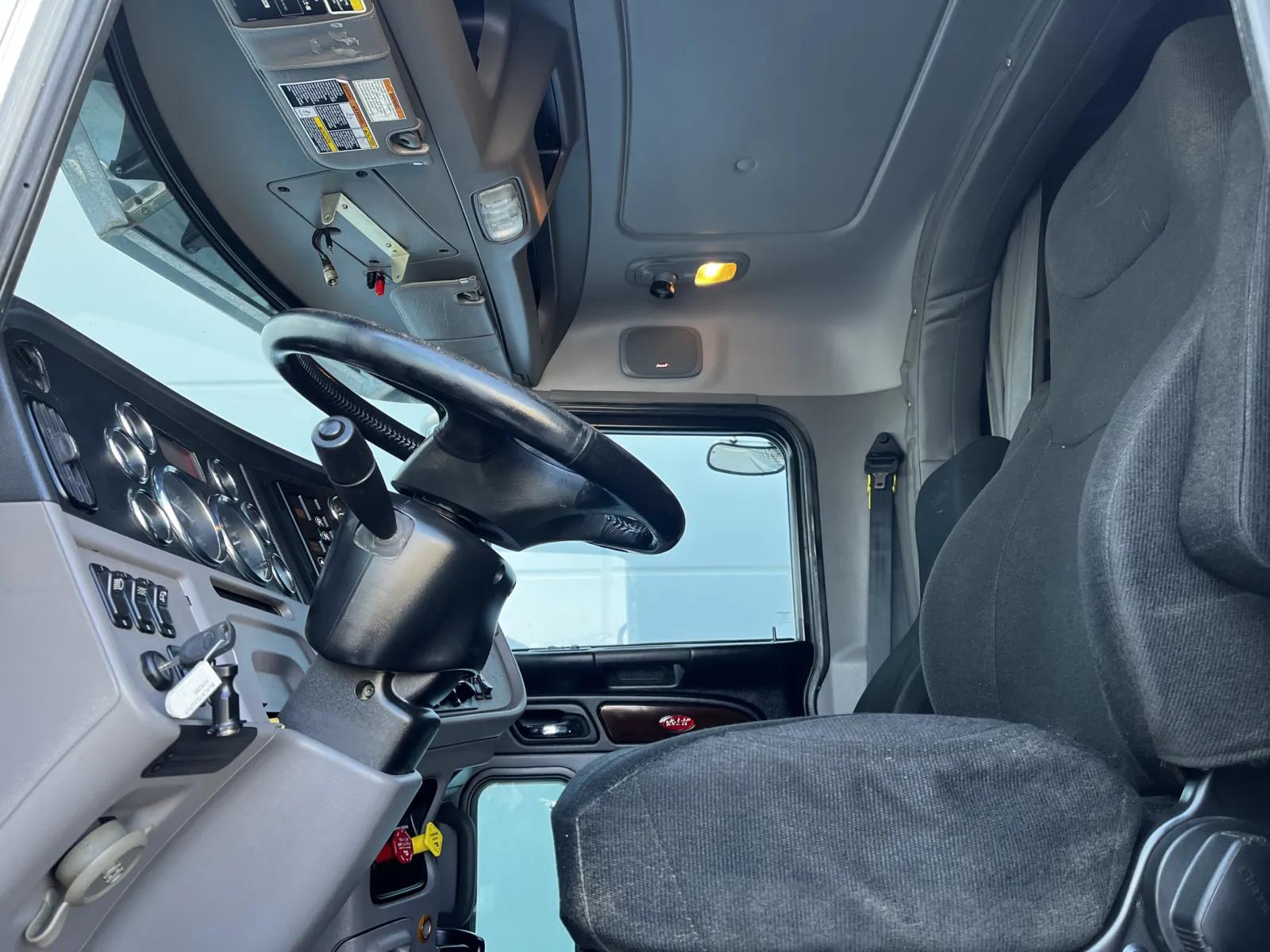 2019 Peterbilt 389 in New Lenox, IL — photo 14