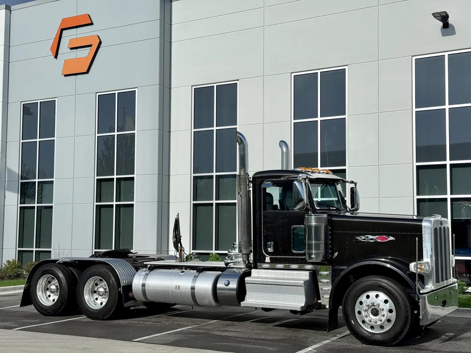 2020 Peterbilt 389 in New Lenox, IL — photo 2