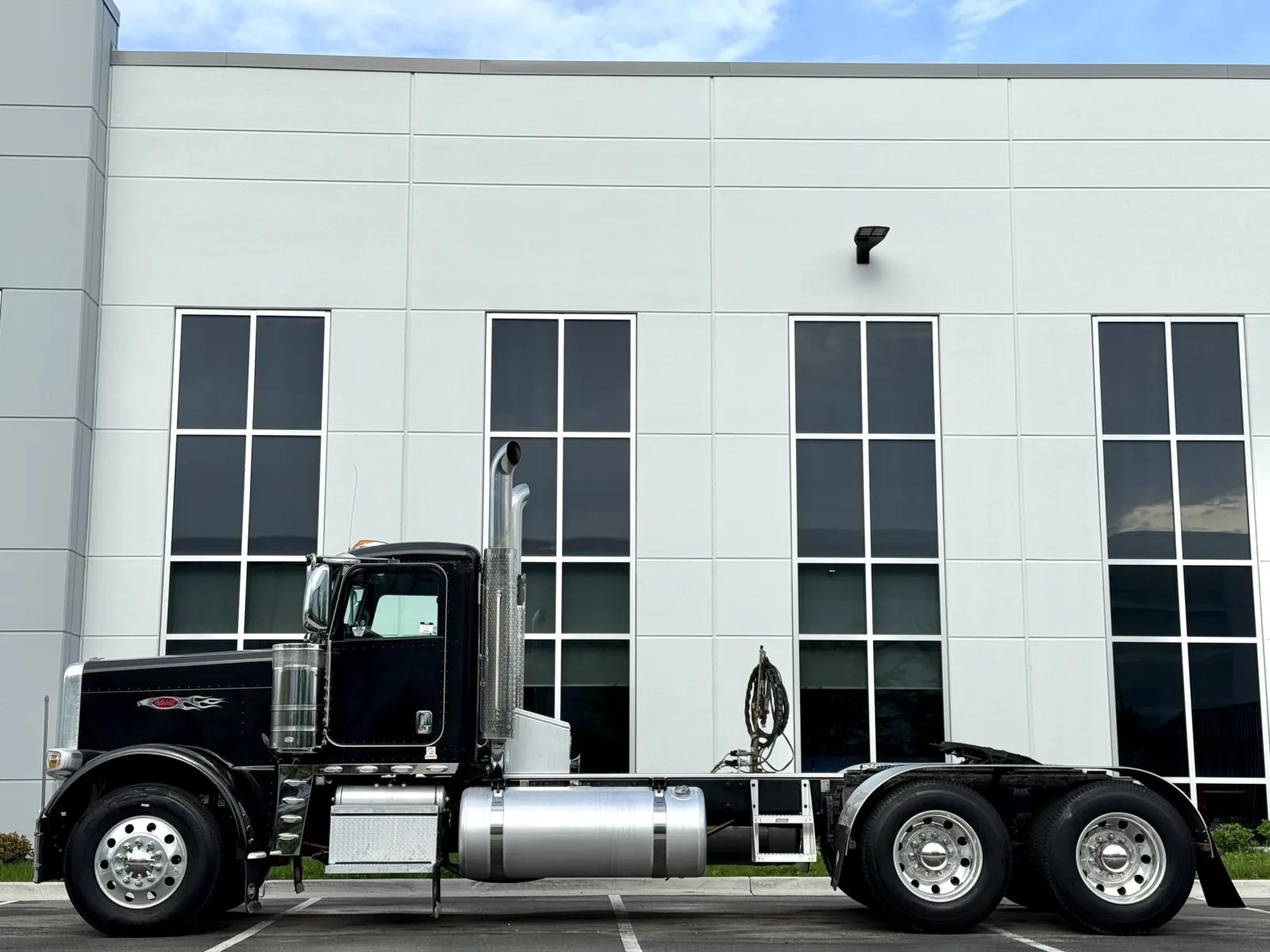 2020 Peterbilt 389 in New Lenox, IL — photo 4