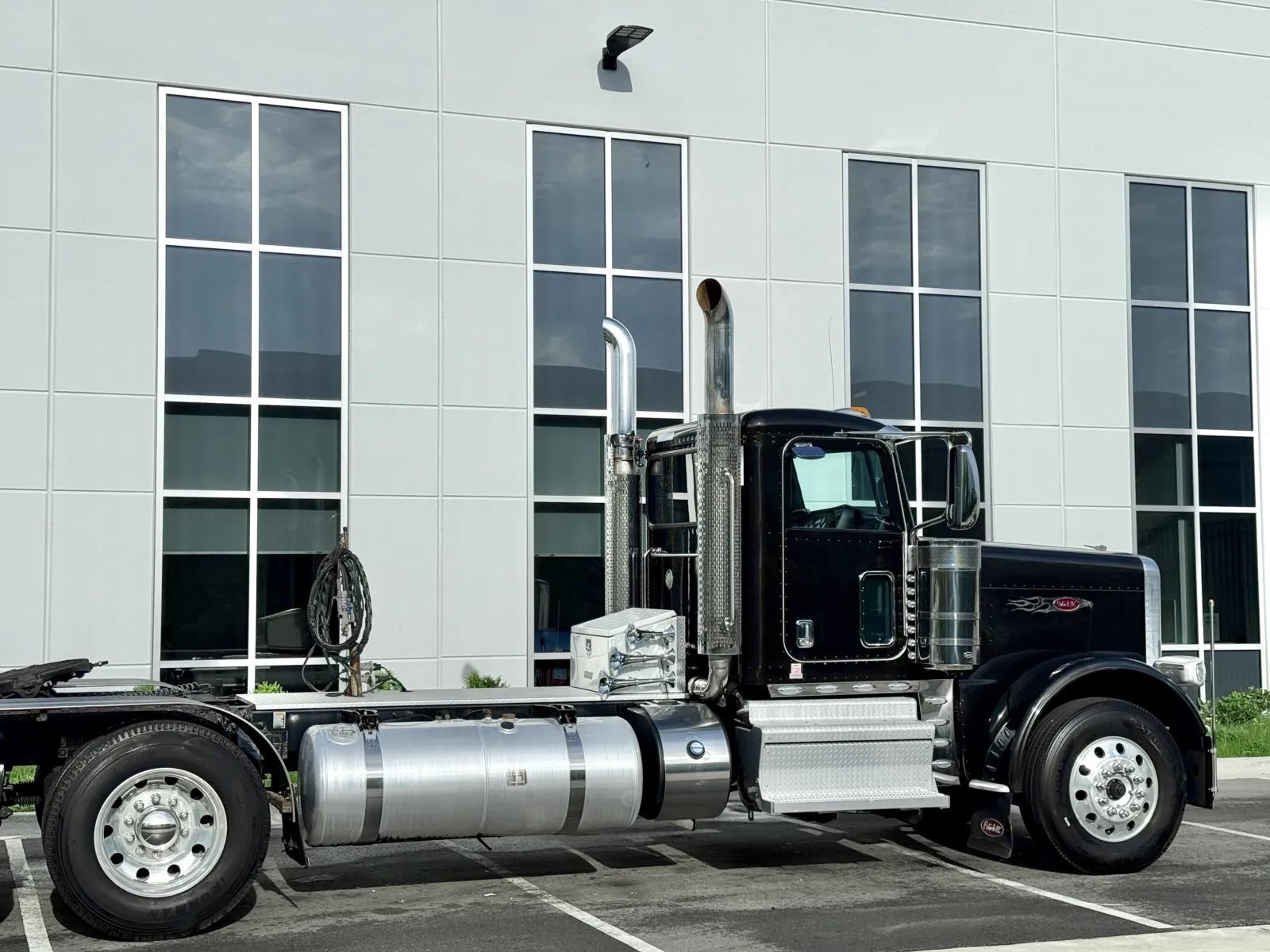 2020 Peterbilt 389 in New Lenox, IL — photo 7