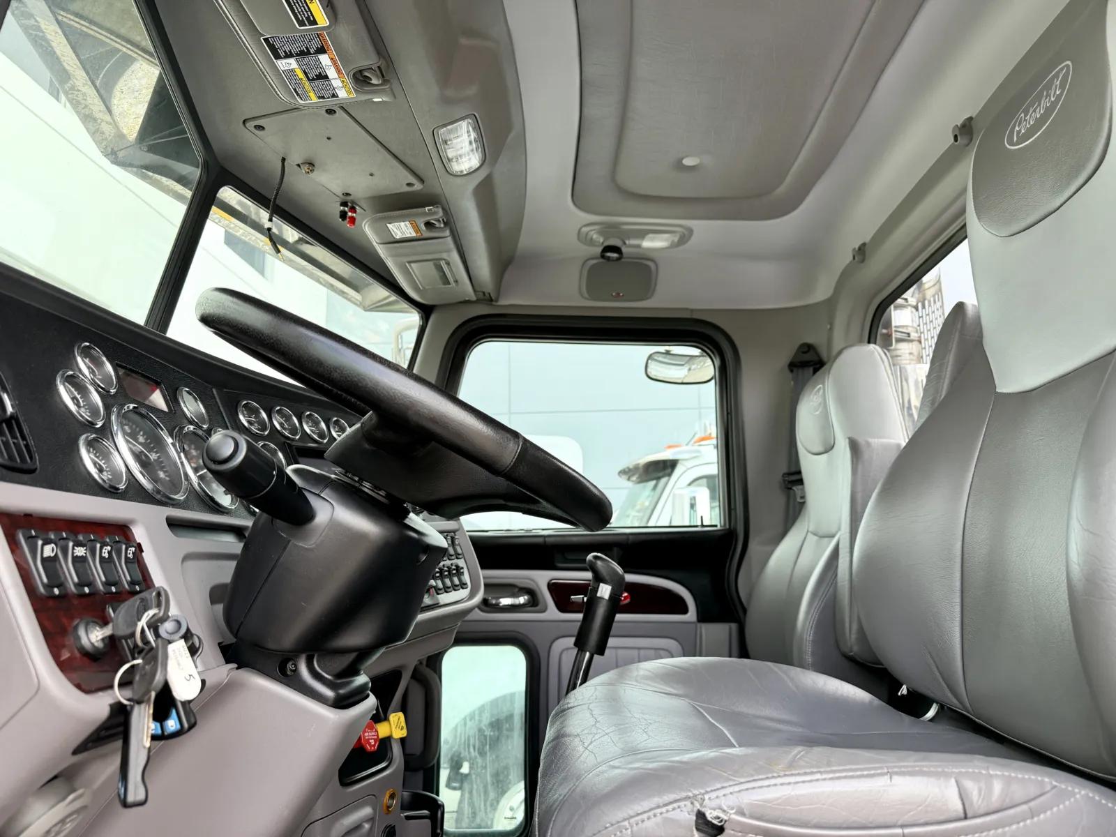 2020 Peterbilt 389 in New Lenox, IL — photo 14