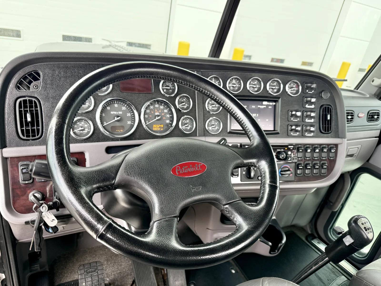 2020 Peterbilt 389 in New Lenox, IL — photo 15