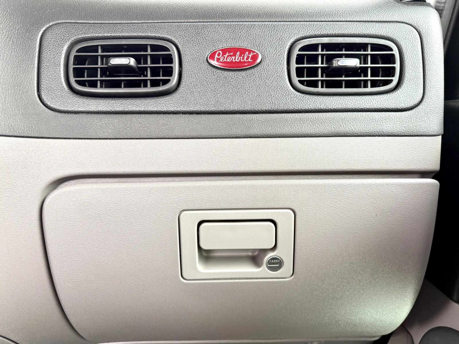 2020 Peterbilt 389 in New Lenox, IL — photo 19