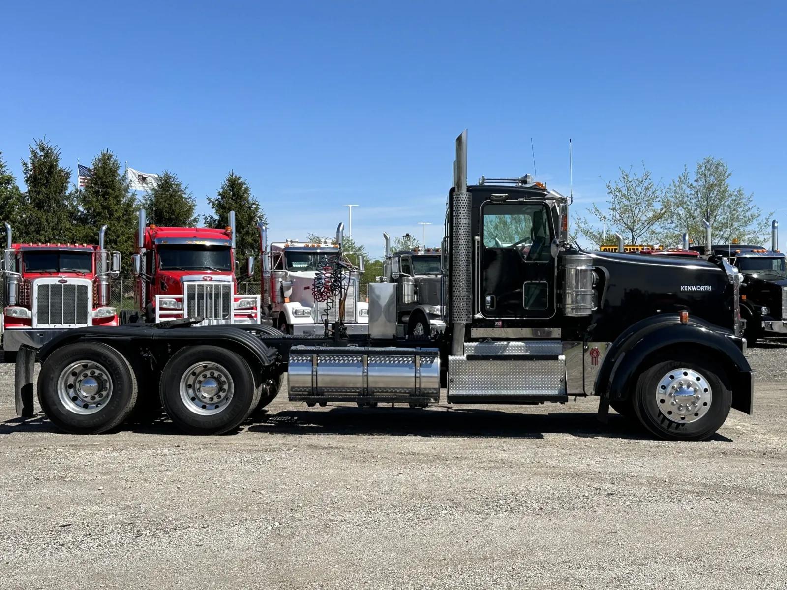 2011 Kenworth W900 in New Lenox, IL — photo 3