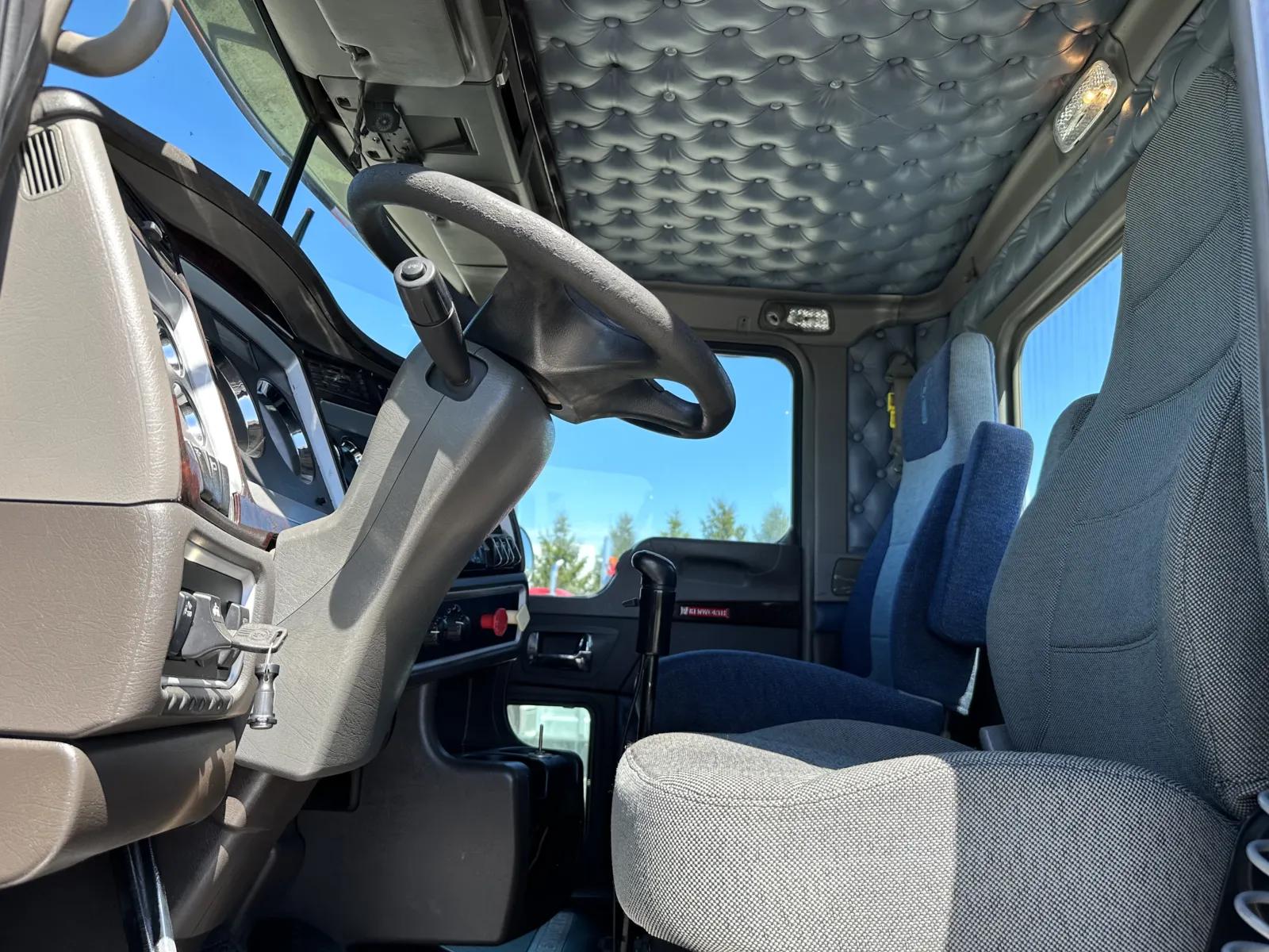2011 Kenworth W900 in New Lenox, IL — photo 14