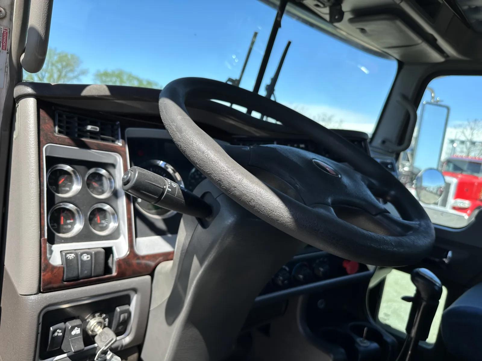 2011 Kenworth W900 in New Lenox, IL — photo 15